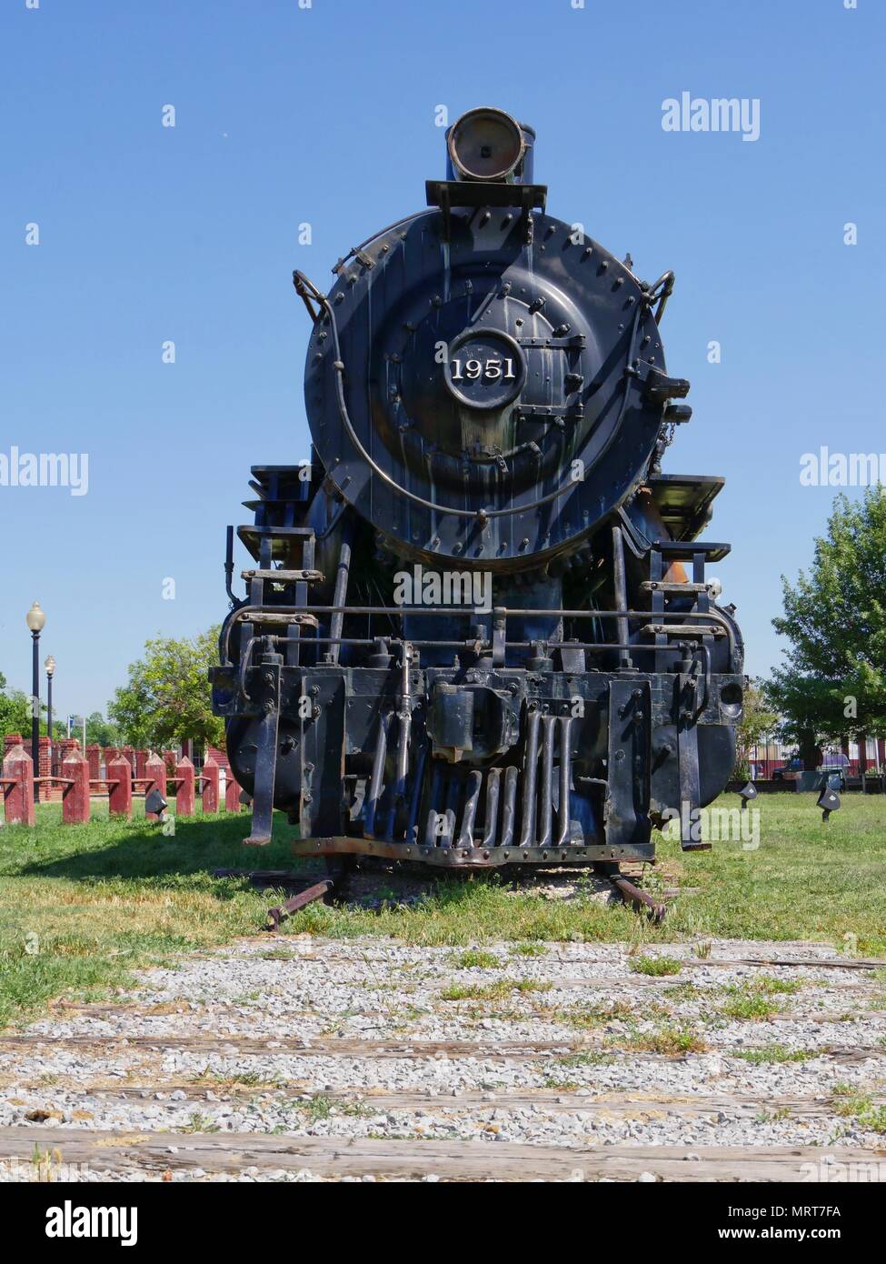 Pauls Valley, Oklahoma - août 2017 : la locomotive no 1951, construite par Baldwin en 1907, est exposée au public près du dépôt de trains Banque D'Images