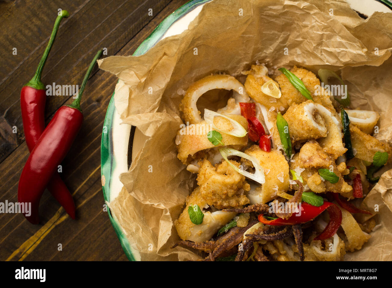 Calmars frits avec piment et les feuilles de menthe Banque D'Images
