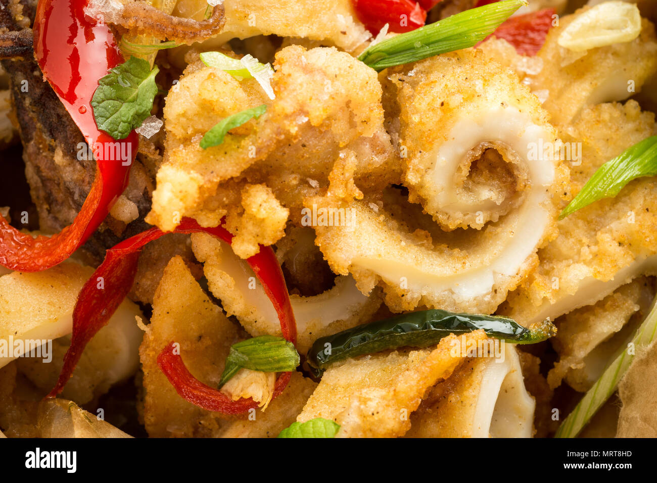 Calmars frits avec piment et les feuilles de menthe Banque D'Images