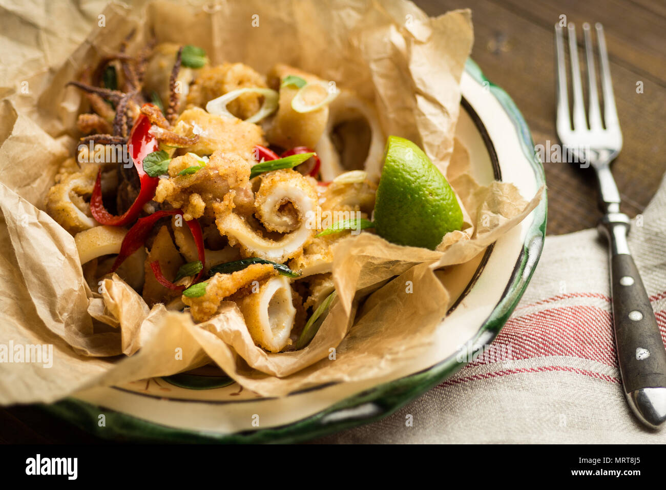Calmars frits avec piment et les feuilles de menthe Banque D'Images