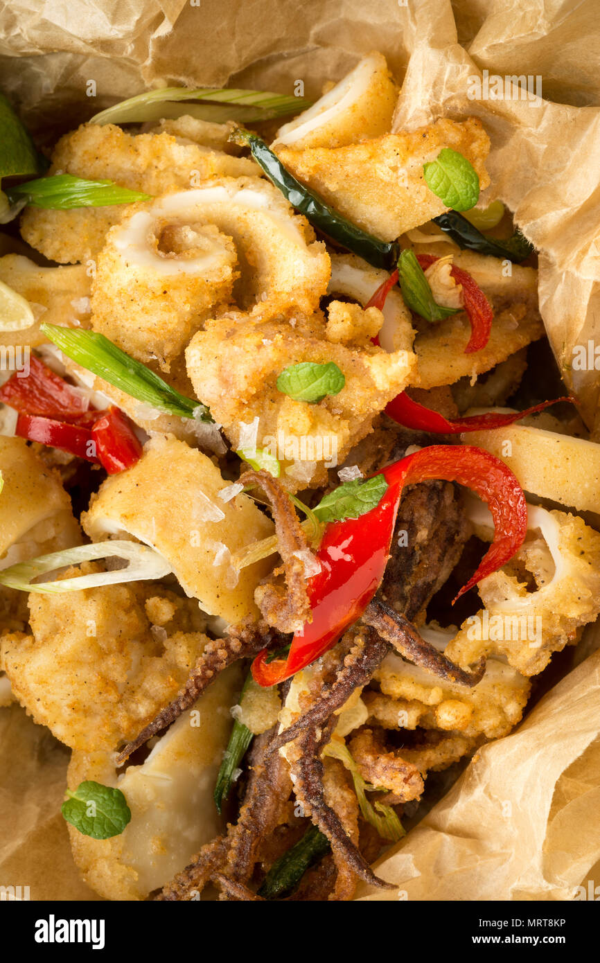 Calmars frits avec piment et les feuilles de menthe Banque D'Images
