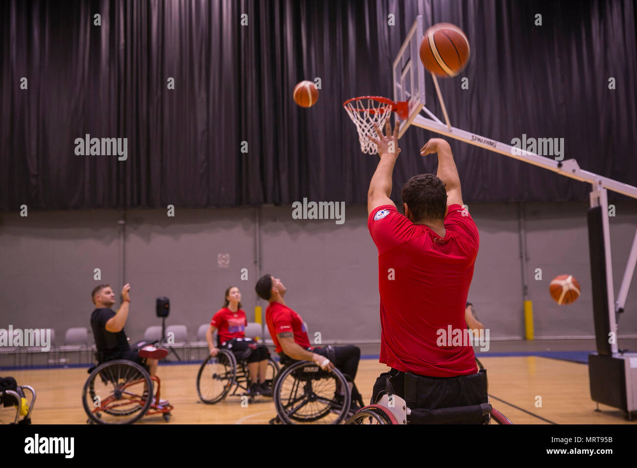 Matthew vétéran du Corps des Marines américain Grashen tire une balle pendant la pratique de basket-ball en fauteuil roulant au DoD 2017 Jeux de guerrier au McCormick Place de Chicago, le 29 juin 2017. Grashen, originaire de Kenosha, Wisconsin, est membre de l'équipe des Jeux de guerrier DoD 2017 Marine Corps. Le Guerrier du DoD est un jeux concours sportif adapté des blessés, des malades et des blessés militaires et anciens combattants. (U.S. Marine Corps photo par Lance Cpl. Juan Madrigal) Banque D'Images