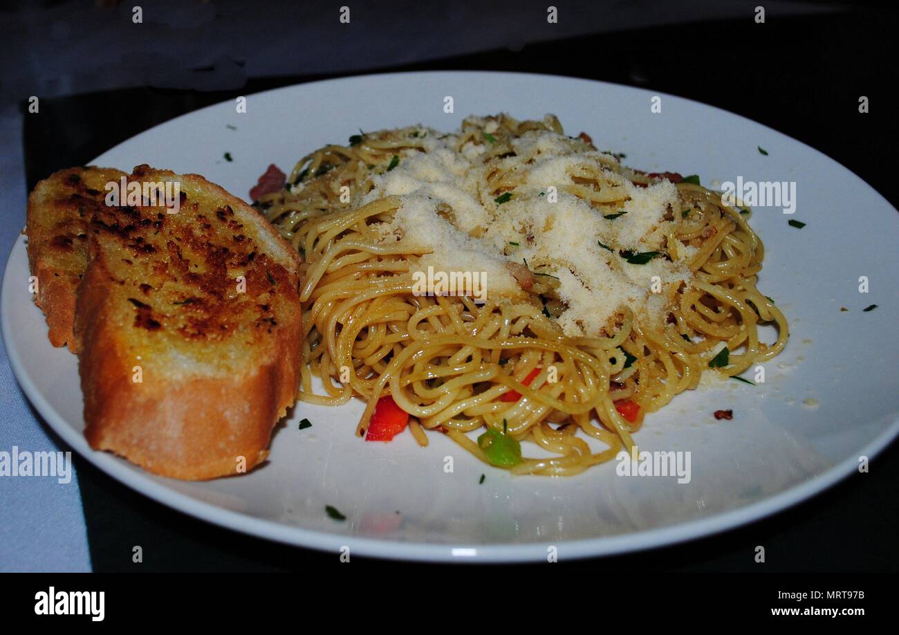 Spaghetti carbonara de fromage parmesan et de tranche de pain à l'ail sur une plaque blanche Banque D'Images