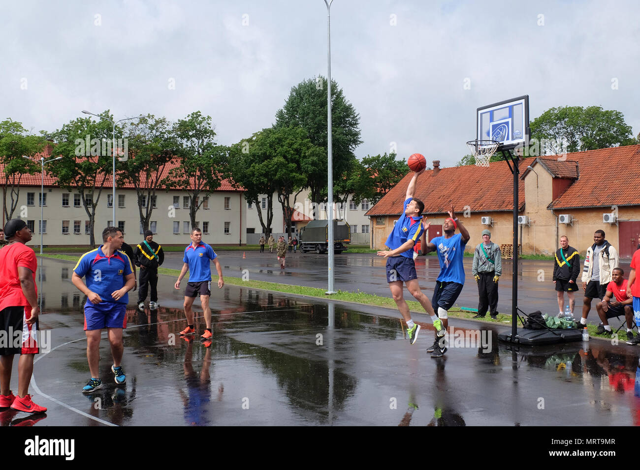 Le groupement tactique Pologne est un groupement tactique de présence avancée renforcée de l'OTAN stationné en Pologne pour la défense collective. Un soldat roumain des Blue Scorpions bloque une passe lors d'un tournoi de basket-ball organisé dans la zone d'entraînement de Bemowo Piskie dans le cadre d'une célébration de la Journée de l'indépendance multinationale le 4 juillet. L'image d'archive documente les sports de compétition parmi les troupes alliées. Banque D'Images