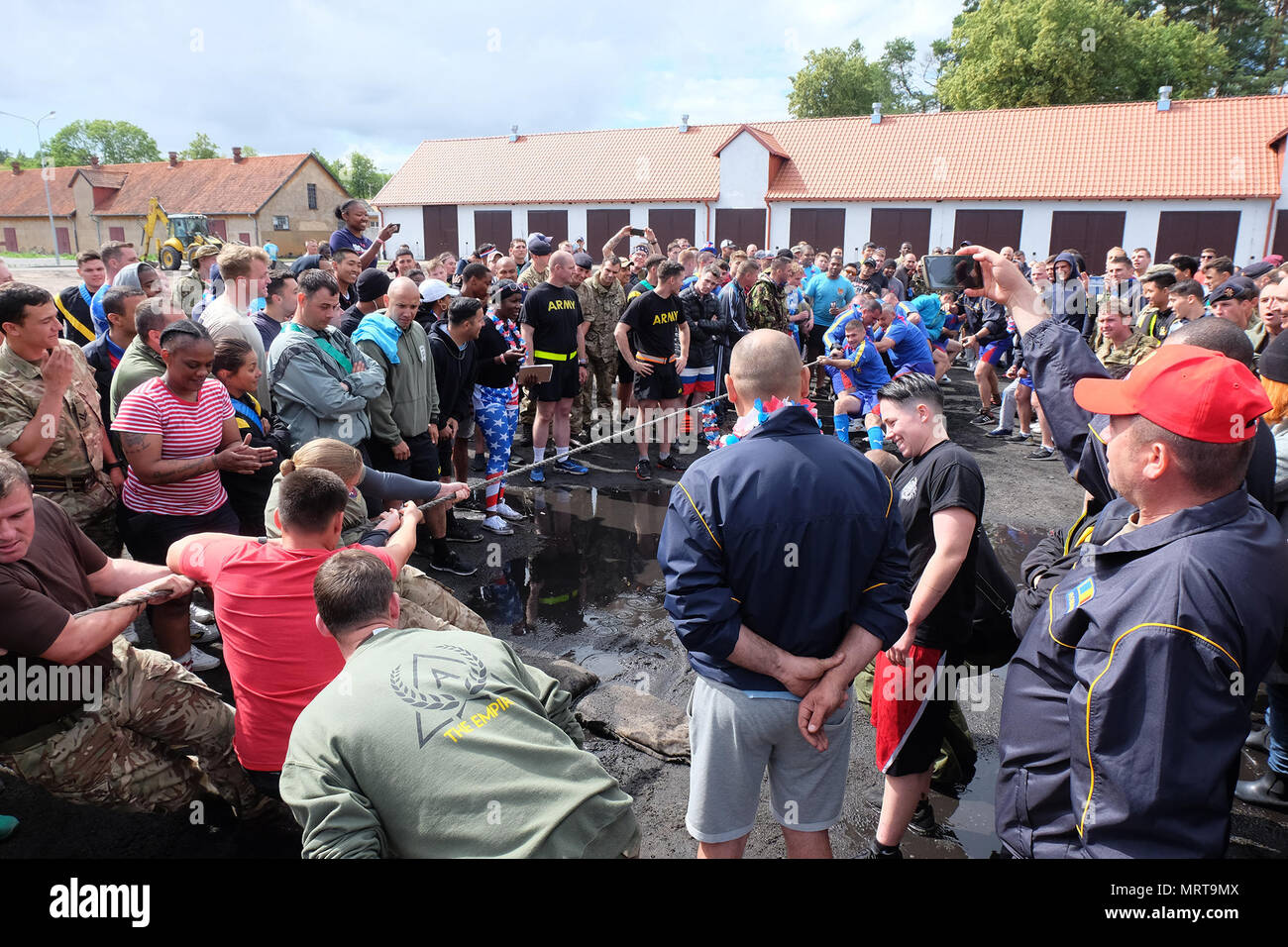 Groupe de combat Pologne Royaume-uni défis troupe Mustang bleu roumain Scorpions dans à la corde pendant la bataille du premier groupe Independence Day celebration at Bemowo Piskie Zone de formation le 4 juillet. Cette année, la maison de vacances a tenu une signification particulière pour la bataille des soldats américains du groupe qu'ils ont pu partager un jour de l'indépendance traditionnelle célébration avec leurs partenaires roumains et britanniques stationnés avec eux en Pologne. (U.S. La CPS de l'armée. Kevin Wang/libérés) Banque D'Images
