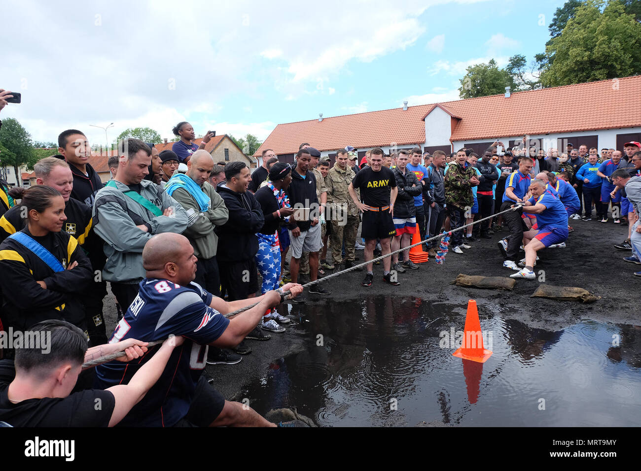 Groupe de combat de l'armée américaine Pologne troupe roumaine Blue Ghost défis Scorpions dans à la corde pendant la bataille du premier groupe Independence Day celebration at Bemowo Piskie Zone de formation le 4 juillet. Cette année, la maison de vacances a tenu une signification particulière pour la bataille des soldats américains du groupe qu'ils ont pu partager un jour de l'indépendance traditionnelle célébration avec leurs partenaires roumains et britanniques stationnés avec eux en Pologne. (U.S. La CPS de l'armée. Kevin Wang/libérés) Banque D'Images