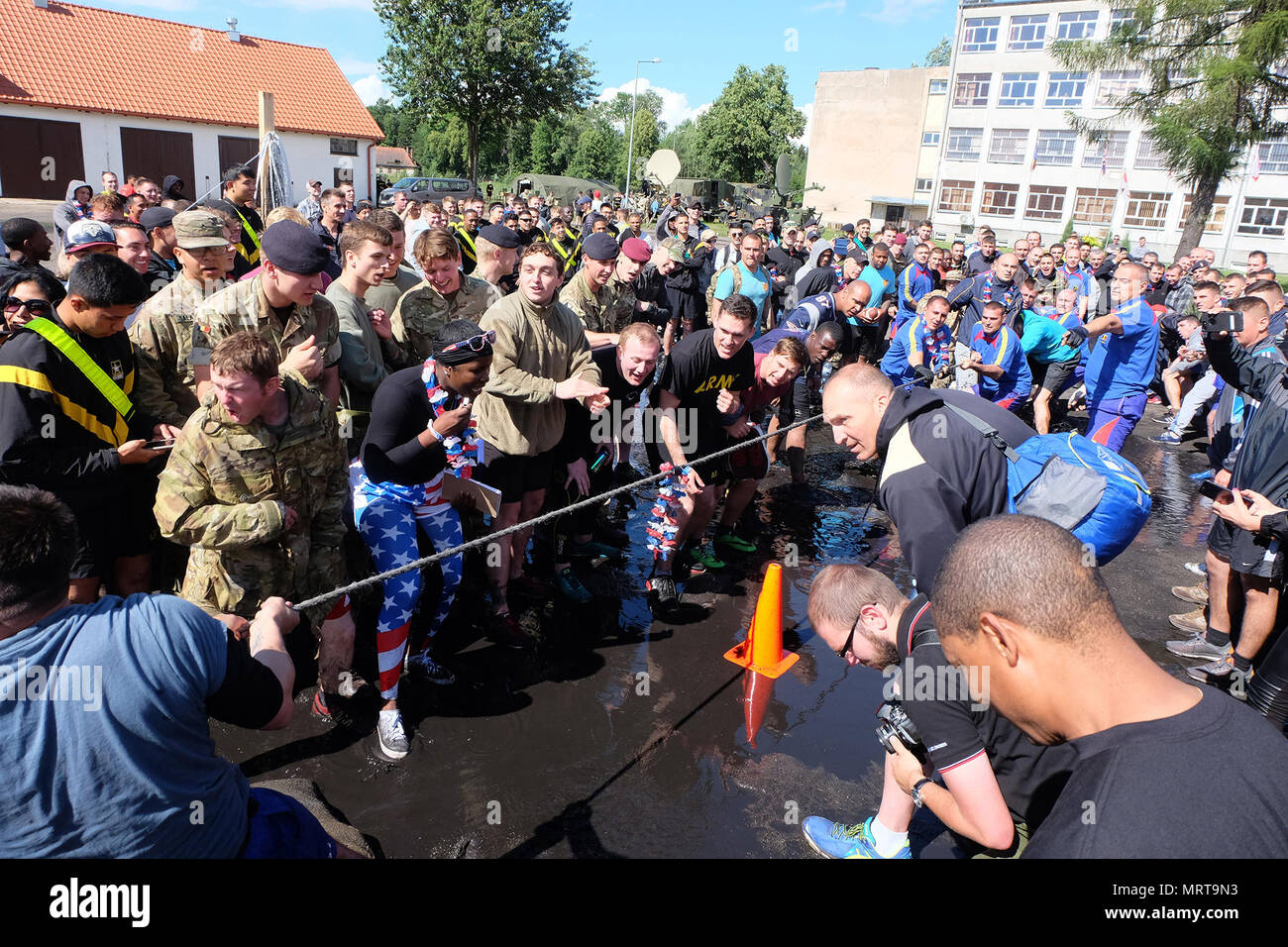 L'ARMÉE AMÉRICAINE Troupe chasseur de tête, partie de la Pologne, Groupe de combat bleu Scorpions en roumain les défis à la corde pendant la bataille du premier groupe Independence Day celebration at Bemowo Piskie Domaine de formation 4 juillet 2017. Cette année, la maison de vacances a tenu une signification particulière pour la bataille des soldats américains du groupe qu'ils ont pu partager un jour de l'indépendance traditionnelle célébration avec leurs partenaires roumains et britanniques stationnés avec eux en Pologne. (U.S. Photo de l'armée par la CPS. Kevin Wang) Banque D'Images