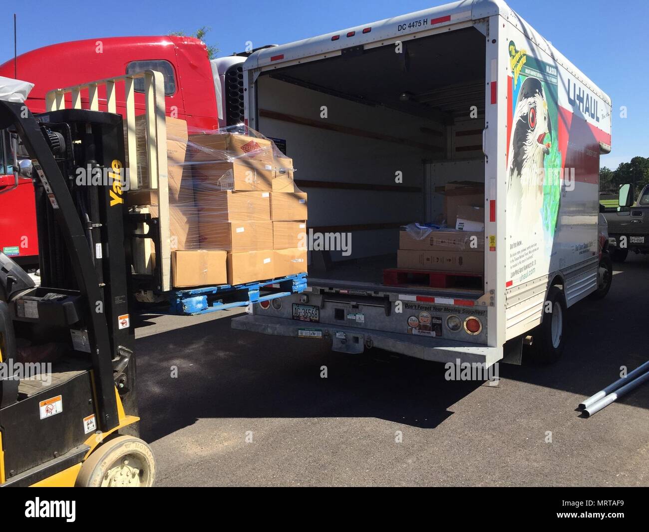 Objets invendus de la Columbus Air Force Base, au Mississippi, économat sont chargés sur un camion pour être livrés à l'United Way de Lowndes comté le 26 juin 2017. La Columbus Air Force Base Économat, Centraide de Lowndes Comté, et la 14e Escadre d'entraînement en vol de l'appui de la Mission du 14e Groupe a signé un protocole d'entente au cours de la réunion de partenariat communautaire de la Force aérienne à Columbus, Mississippi, le 22 juin 2017, permettant à l'économat de l'AFB de faire don de Columbus objets invendus à l'United Way of Lowndes comté pour une utilisation dans les banques alimentaires. (Avec la permission de la photo) Banque D'Images