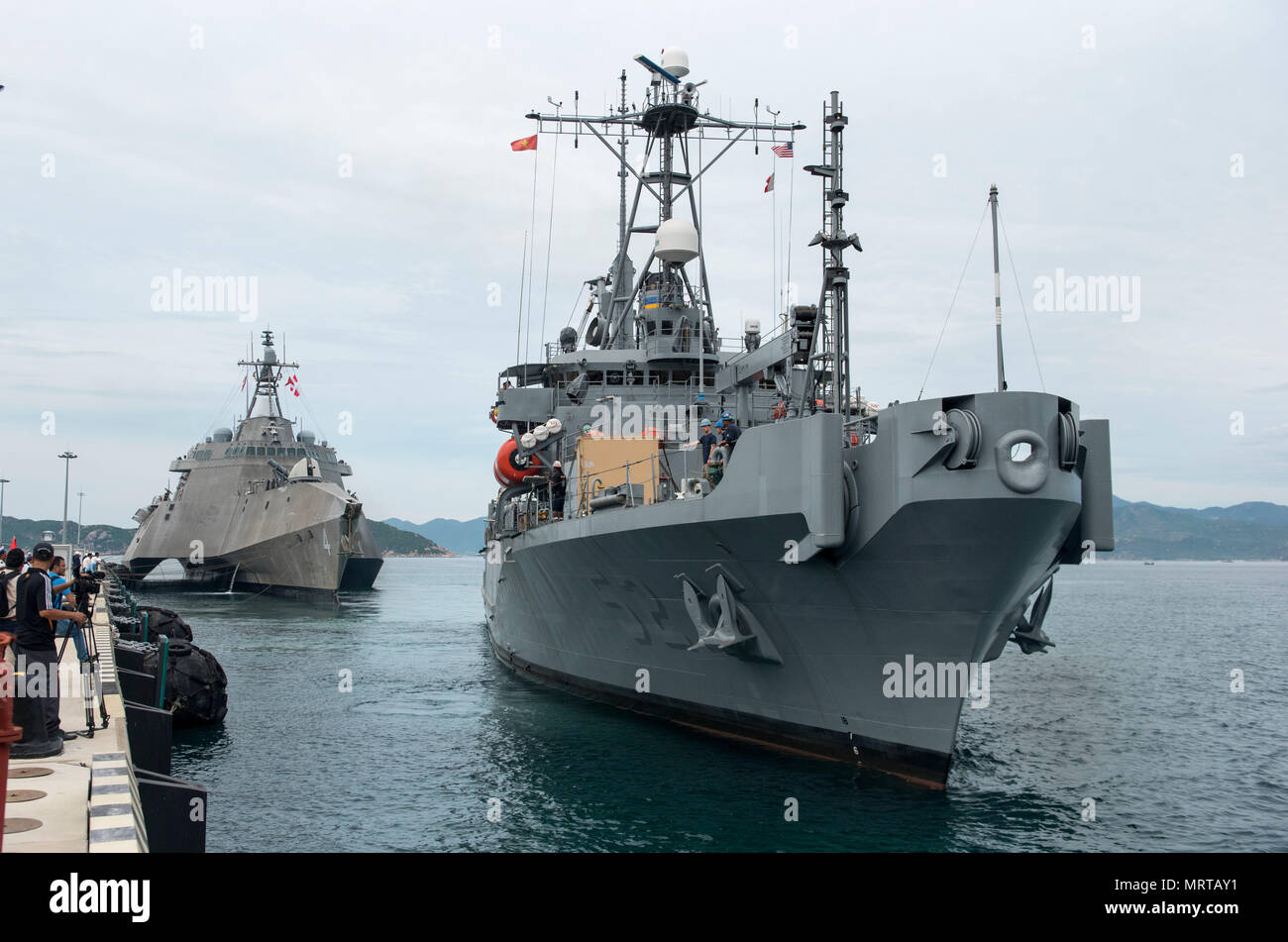 170705-N-ou de Cam Ranh129-002, Vietnam (5 juillet 2017) Le littoral lutte contre le USS Coronado LCS (4) et de la sauvegarde de la classe de navire de récupération de l'USNS Salvor (T-ARS-52) arrivent à Port International de Cam Ranh 5 Juillet lors d'activité d'engagement naval (AEN) Vietnam 2017. L'engagement est l'occasion pour les marins de la Marine populaire du Vietnam et d'interagir et de partager des connaissances pour renforcer les capacités mutuelles et renforcer des partenariats solides. (U.S. Photo par marine Spécialiste de la communication de masse 2e classe Joshua Fulton/libérés) Banque D'Images