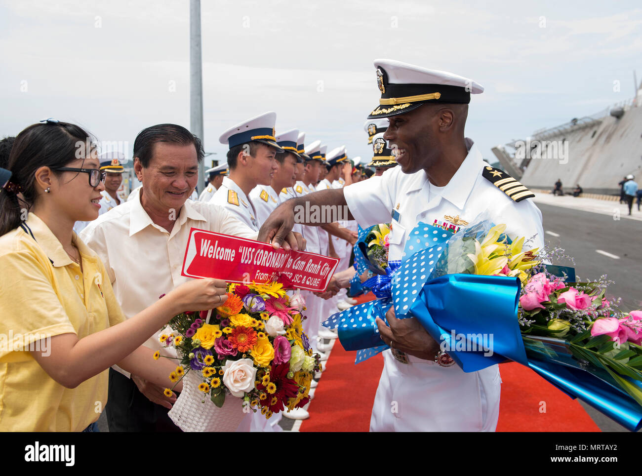 170705-N-ou de Cam Ranh129-058, Vietnam (5 juillet 2017) Commodore, escadrille de destroyers 7 Capt Lex Walker est accueilli par de hauts fonctionnaires de la marine du peuple du Vietnam au cours de la cérémonie d'ouverture de l'activité d'engagement naval (AEN) Vietnam 2017 au port international de Cam Ranh, le 5 juillet. L'engagement est l'occasion pour les marins de la Marine populaire du Vietnam et d'interagir et de partager des connaissances pour renforcer les capacités mutuelles et renforcer des partenariats solides. (U.S. Photo par marine Spécialiste de la communication de masse 2e classe Joshua Fulton/libérés) Banque D'Images