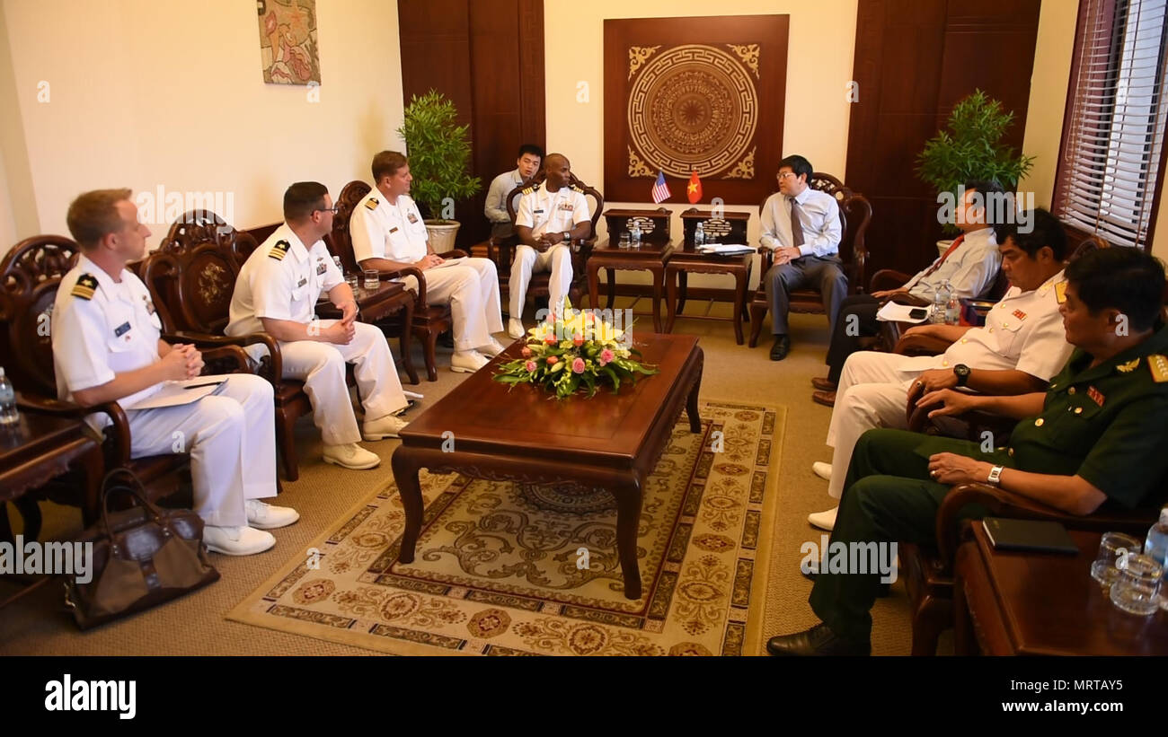170705-N-OU129-175 NHA TRANG, Vietnam (5 juillet 2017) les marins de la 7 e Escadre de destroyers et le littoral lutte contre le USS Coronado (LCS 4) rencontrer les membres de la Comité du peuple de Khanh Hoa, au cours d'activité d'engagement naval (AEN) Vietnam 2017, 5 juillet. L'engagement est l'occasion pour les marins de la Marine populaire du Vietnam et d'interagir et de partager des connaissances pour renforcer les capacités mutuelles et renforcer des partenariats solides. (U.S. Photo par marine Spécialiste de la communication de masse 2e classe Joshua Fulton/libérés) Banque D'Images