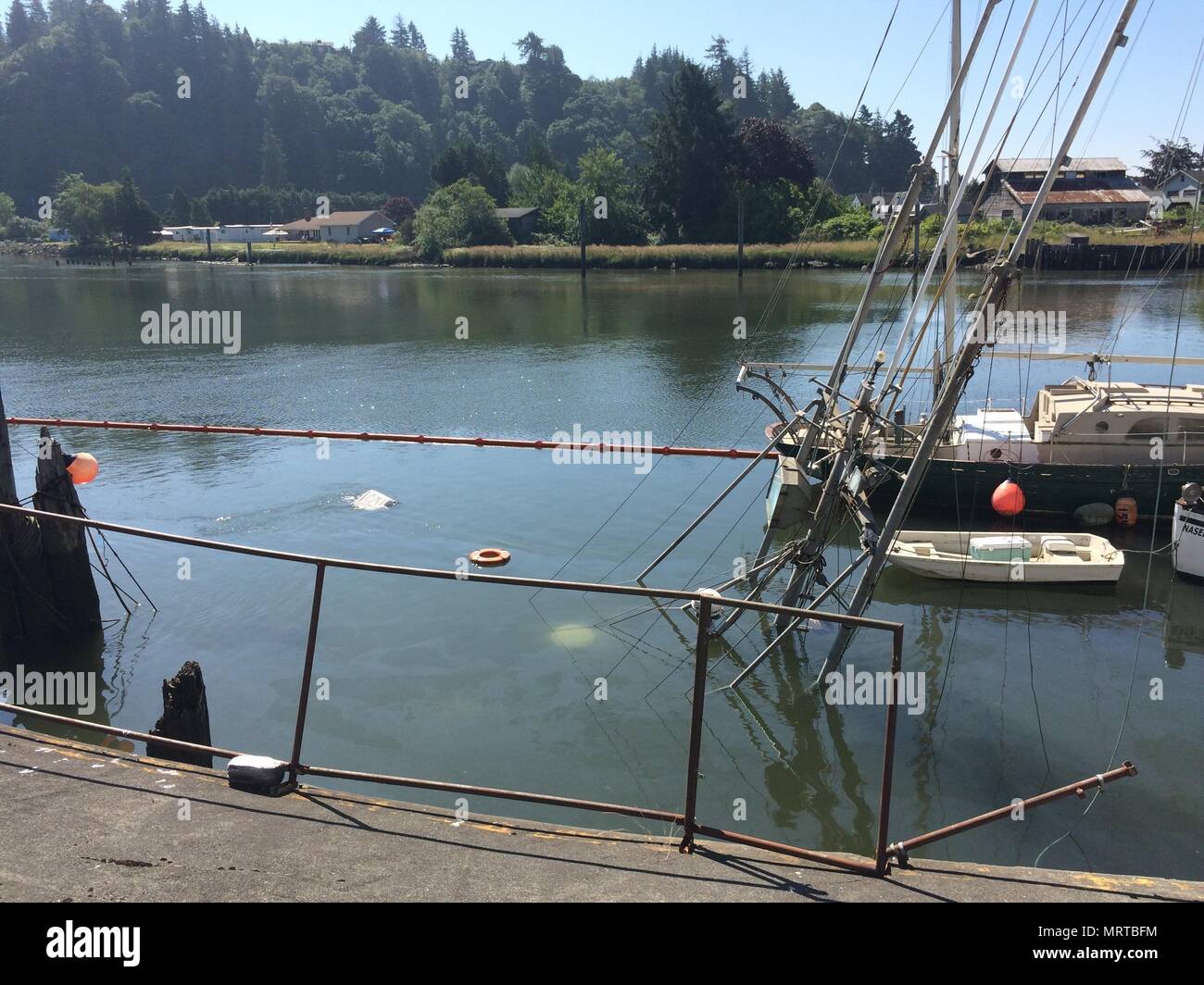 La Donna, un navire de pêche de 40 pieds, se trouve au bas de la rivière près de Hoquiam Hoquiam, Washington, 5 juillet 2017. Le bateau de pêche a coulé à son amarrage tard dans la nuit du 4 juillet pour des raisons inconnues. U.S. Coast Guard photo gracieuseté de la rivière Columbia secteur MI. Banque D'Images