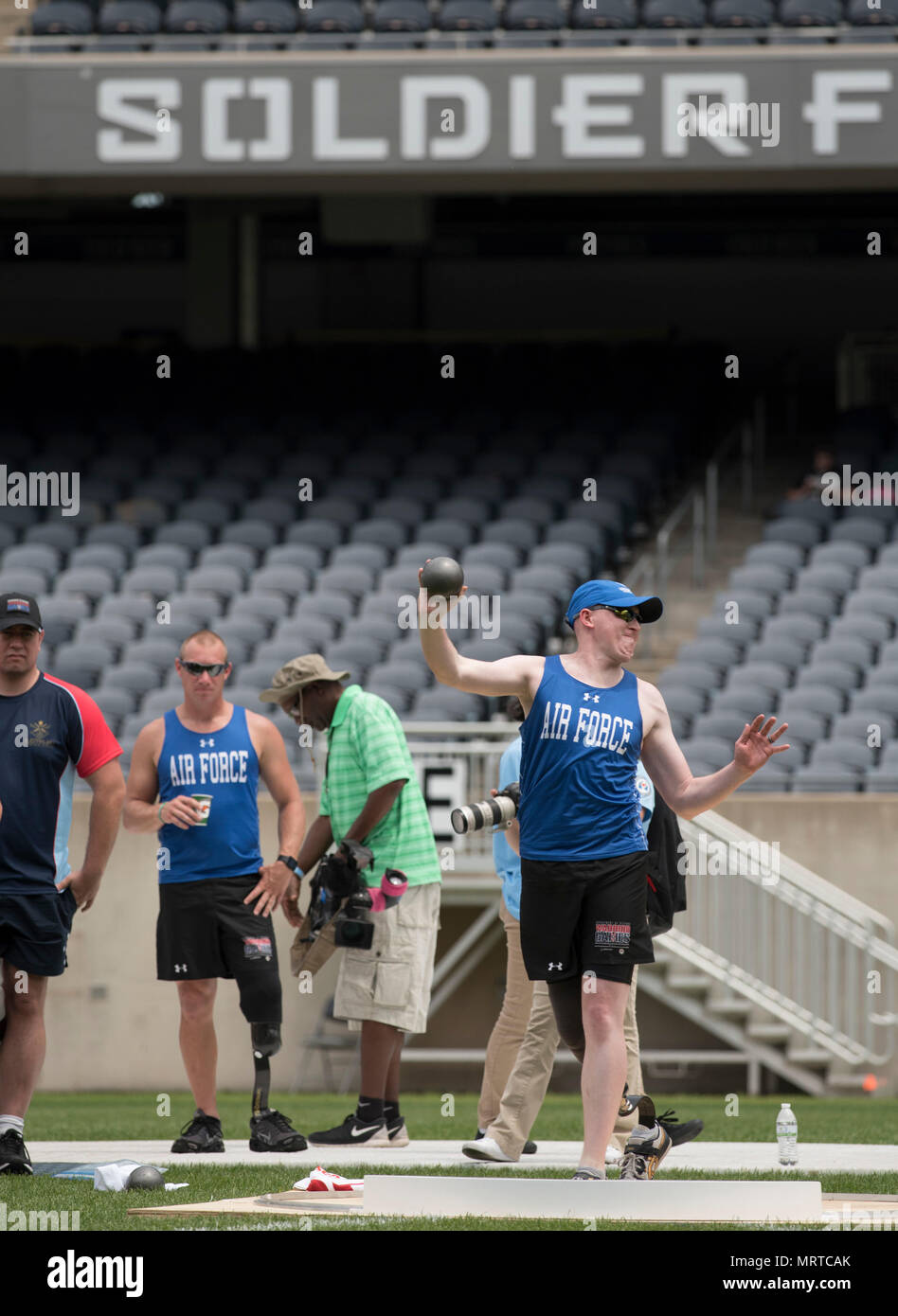 Vétéran de l'Armée de l'air Cpt. Austin Williamson participe à lancer au cours de la 2017 Ministère de la Défense (DoD) Jeux de guerrier à Soldier Field, à Chicago, Illinois, le 5 juillet 2017. La DoD Warrior Jeux sont un événement annuel permettant aux blessés, malades et blessés militaires et anciens combattants à la concurrence dans les sports paralympiques-style dont le tir à l'arc, randonnée à vélo, terrain, tir, le volleyball assis, natation, athlétisme et de basket-ball en fauteuil roulant. (DoD photo par Roger L. Wollenberg) Banque D'Images