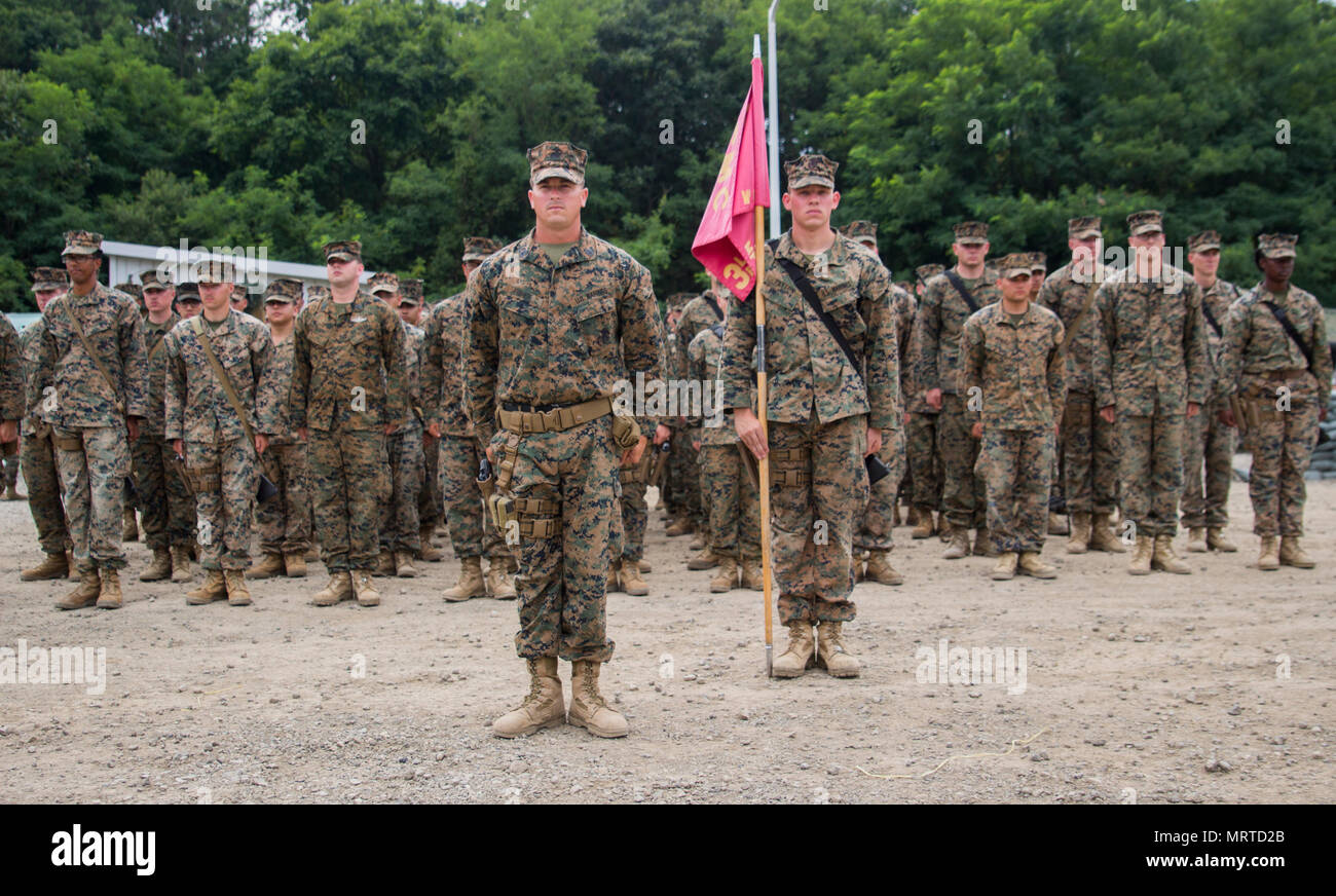 Les Marines américains et les marins de diverses unités stand en formation, au cours d'une cérémonie de promotion à Pohang, Corée du Sud, le 1 juillet 2017. Les Marines et les marins participent au programme d'échange maritime coréen 17-7, qui est l'une des nombreuses possibilités offertes pour la République de Corée et des Marines américains d'apprendre et de former avec l'autre. Les Marines des États-Unis et les marins sont le service actif et se réserve de diverses unités au Marine Corps. (U.S. Marine Corps photo par Lance Cpl. Andy Martinez) Banque D'Images