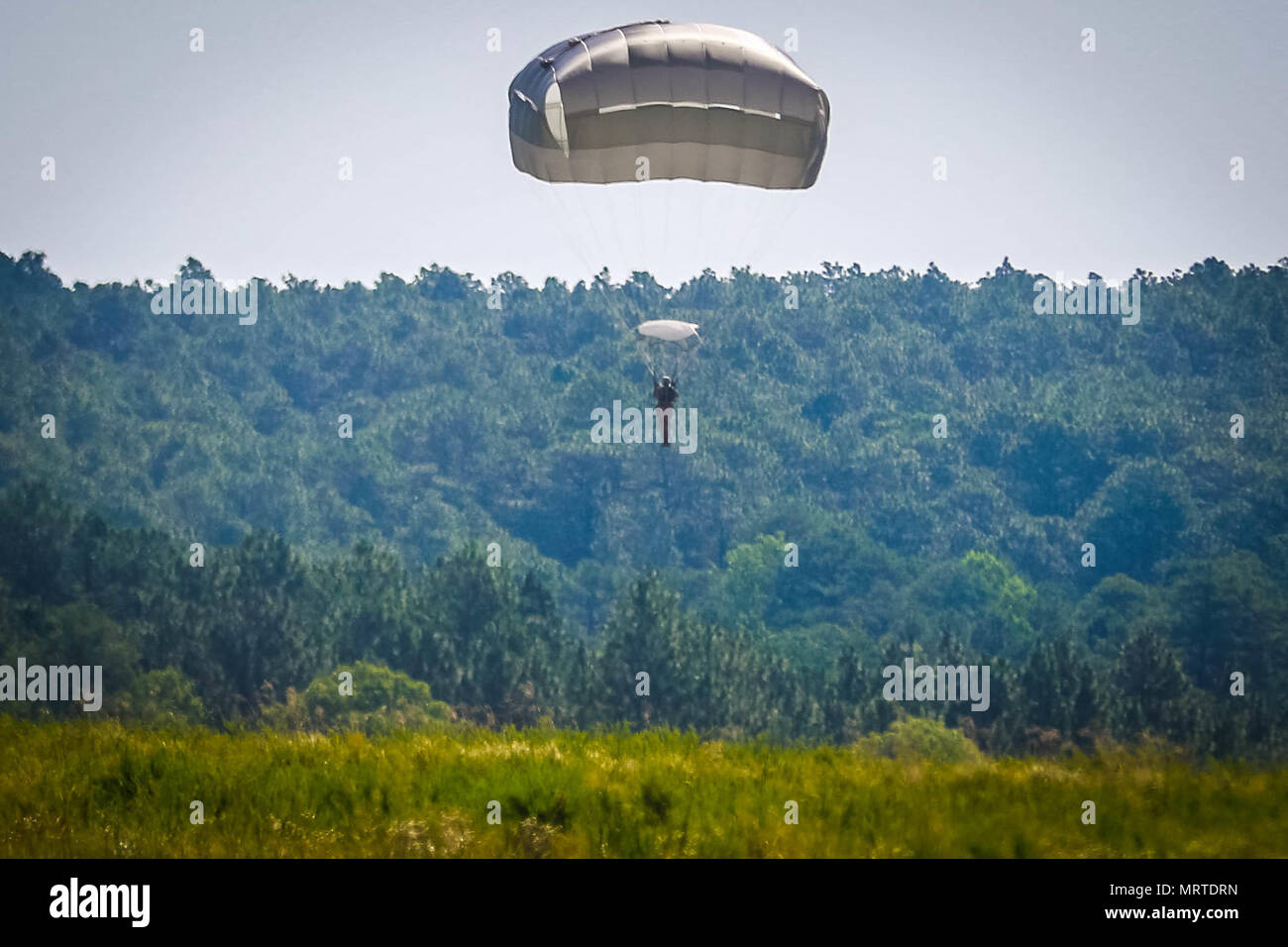 Un soldat affecté au 2e Bataillon, 505ème régiment de parachutistes, 3e Brigade Combat Team accolades avant l'atterrissage au cours d'une aile rotor sauter d'un hélicoptère CH-47 Chinook au sein du 3e Bataillon de l'aviation d'appui général, 82e Brigade d'aviation de combat, l'opération aéroportée sur Sicile Drop Zone à Fort Bragg, N.C., 6 juillet 2017. (U.S. Photo de l'armée par le Sgt. Steven Galimore) Banque D'Images