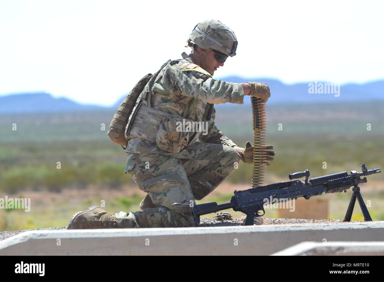 La FPC. Ondulation de Wyatt, attribué à 1er Bataillon, 6e Régiment d'infanterie, 2e Brigade Combat Team, 1re Division blindée, charge un calibre 7,62 M240B avec une mitrailleuse 7,62 mm à 60 ans à la plage de Doña Ana, N.M., une aire de formation 8 Juin 2017 Banque D'Images