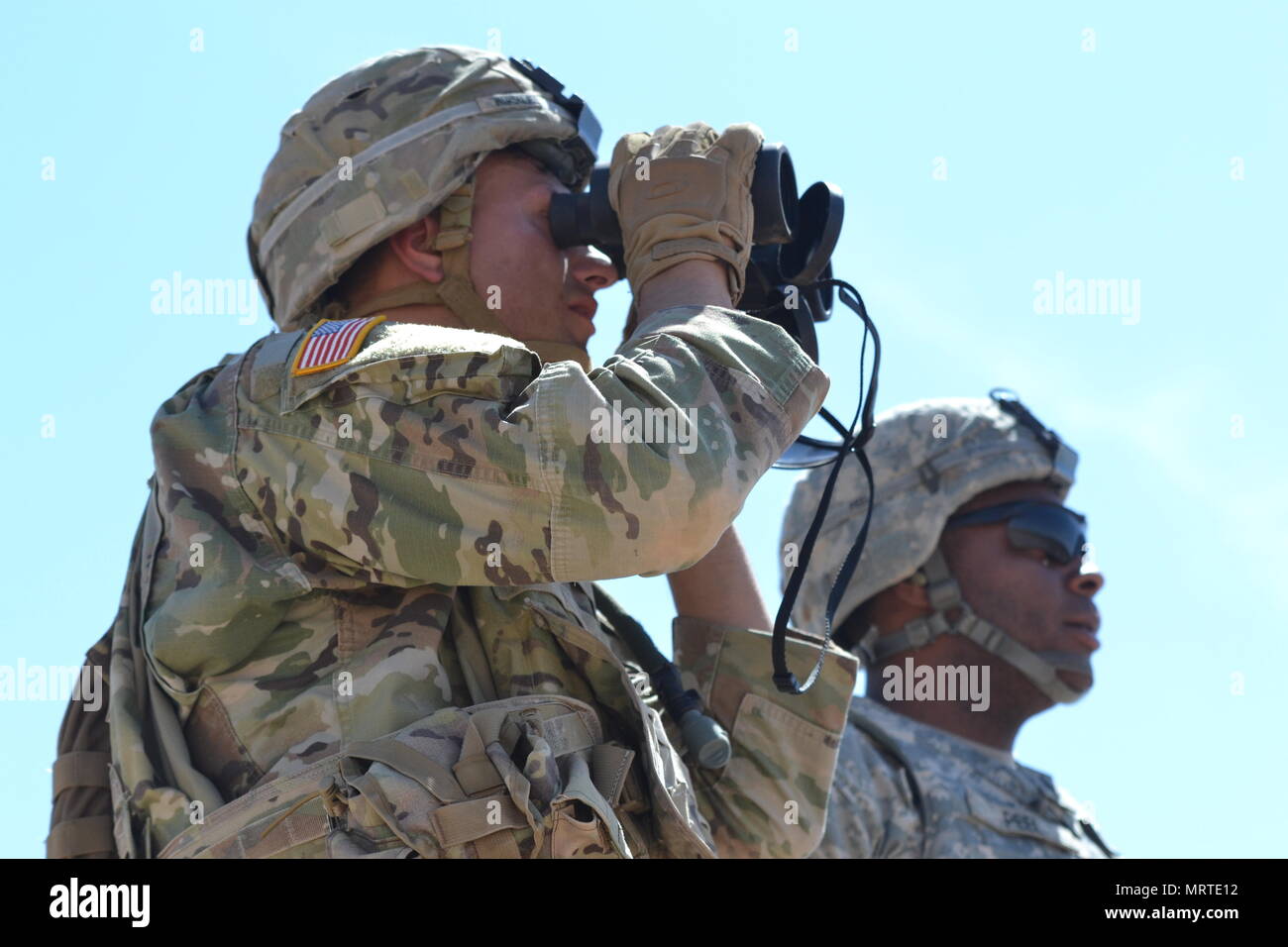 La FPC. Ondulation de Wyatt, attribué à 1er Bataillon, 6e Régiment d'infanterie, 2e Brigade Combat Team, 1re Division blindée, obtient un dernier coup d'oeil sur des cibles avant le tournage d'un calibre 7,62 M240B machine gun avec des munitions à portée de 60 ans à la Doña Ana, N.M., une aire de formation le 8 juin 2017. Le s.. Ellic Peel, affectés à la même unité, les regarde. Banque D'Images