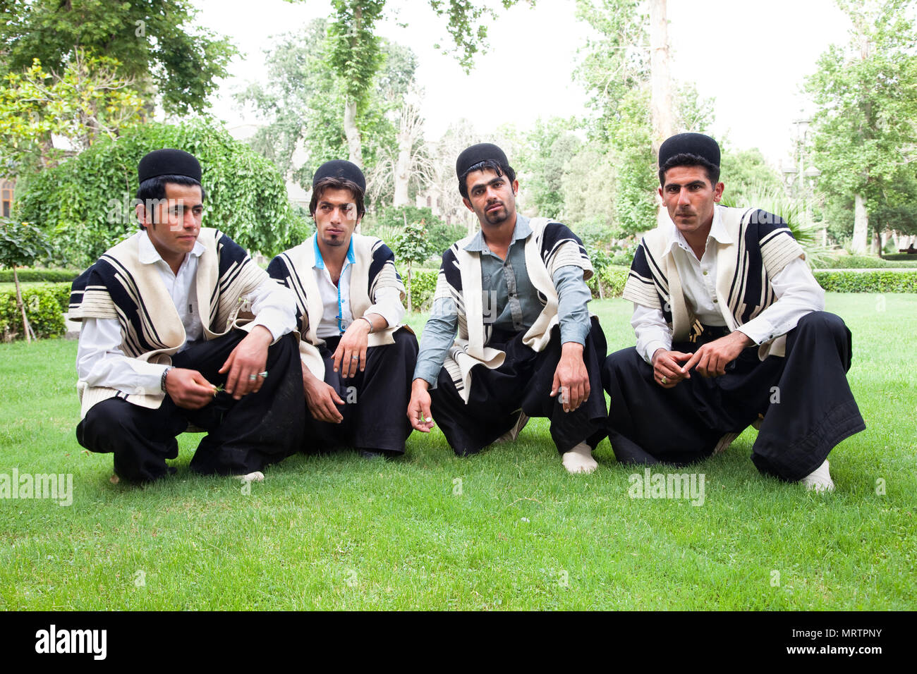 Habillés traditionnels iraniens posing in park, Téhéran, Iran Banque D'Images