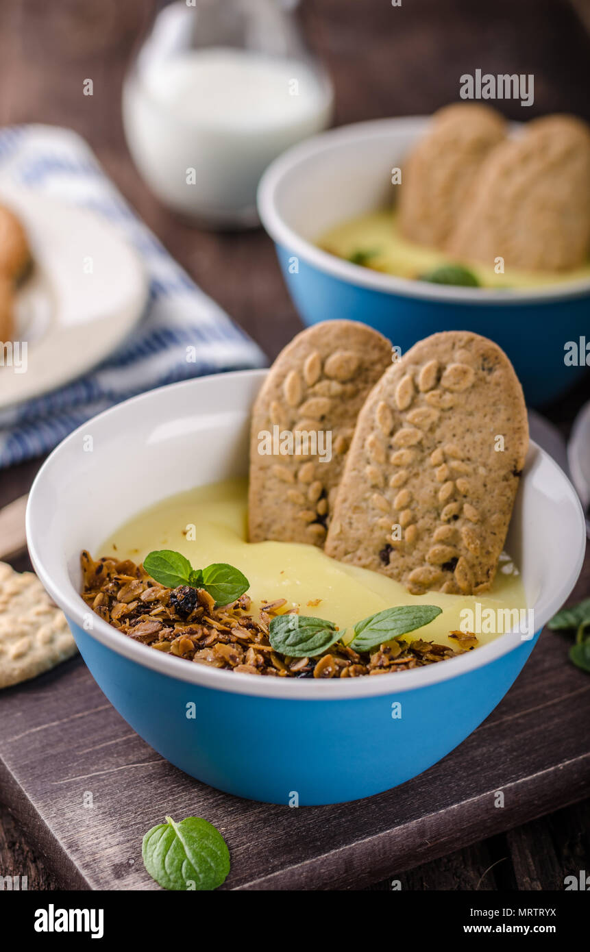 Pouding à la vanille avec du granola, simple 340dessert, la photographie culinaire, stock de nourriture Banque D'Images