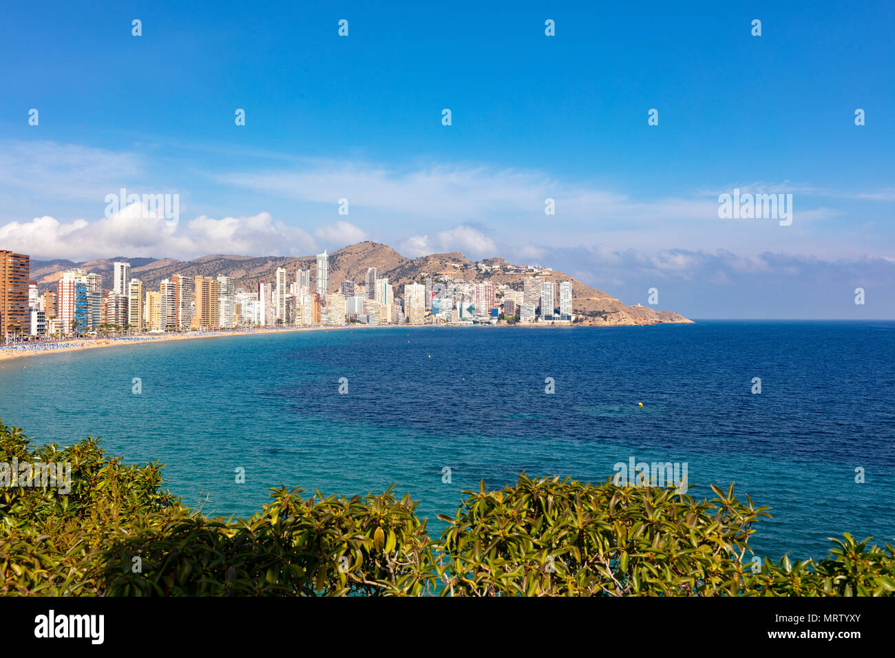 La plage Levante de Benidorm, littoral avec appartements touristiques et hôtels au cours de journée ensoleillée Banque D'Images