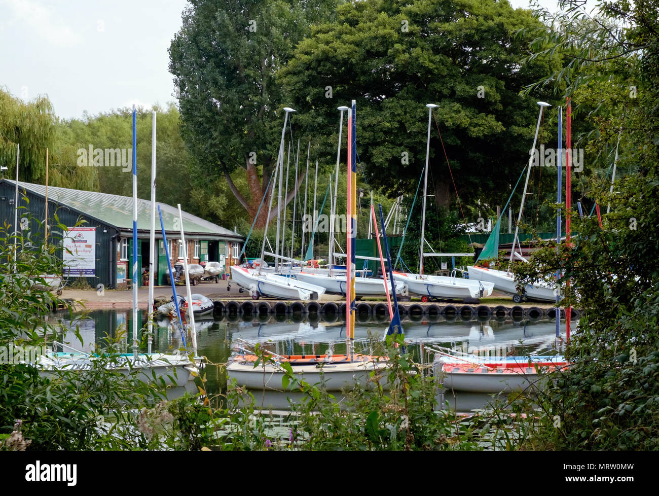 Yachts dans l'eau, amarré au lac de Bury, Rickmansworth Aquadrome, sud-ouest de l'Hertfordshire, Angleterre. La construction en arrière-plan.Aug. 2017 Banque D'Images