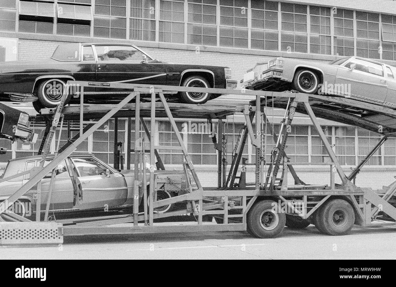 Une voiture avec de nouvelles voitures Cadillac Coupe DeVille d'être chargés à Chicago en 1980. Banque D'Images