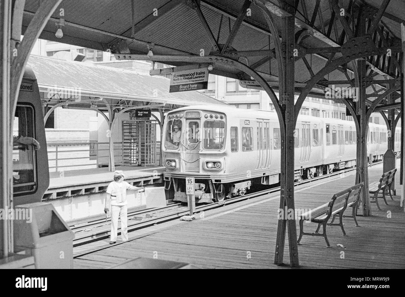Vue d'une station de train à Chicago en 1980. Train sur la ligne de Ravenswood. Banque D'Images