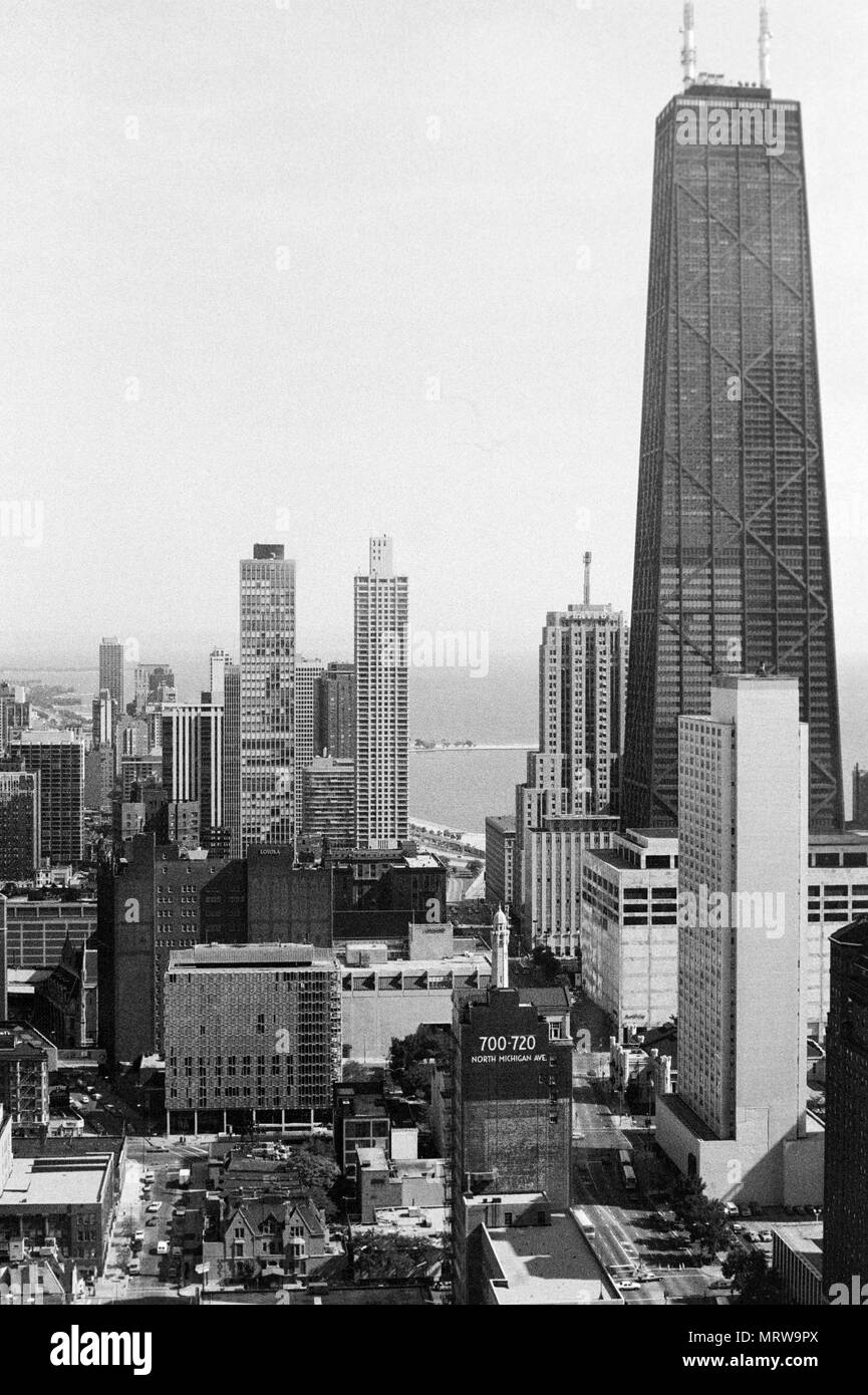 Horizon de Chicago et des bâtiments, 1980. Grand panneau pour 700-720 North Michigan Avenue visible. Banque D'Images
