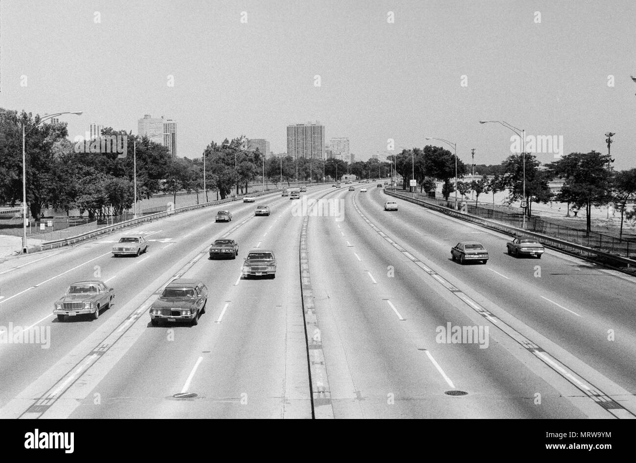 Une vue d'une route principale dans la région de Chicago, USA en 1980. Banque D'Images