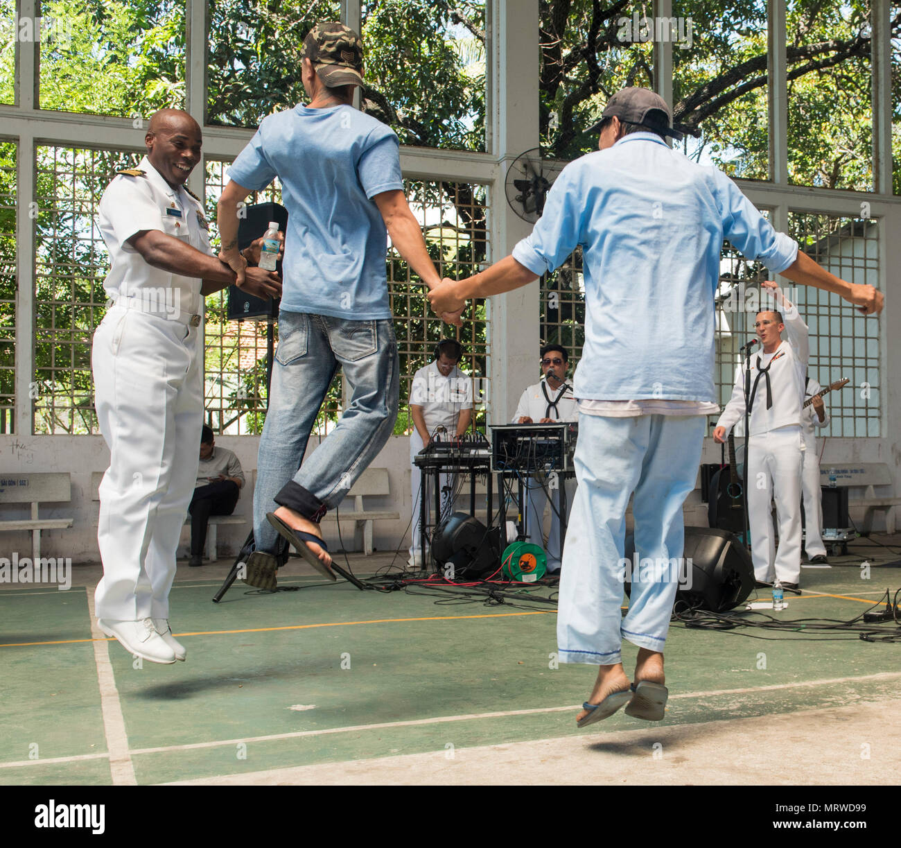 170707-N-OU129-189 Khanh Hoa, Vietnam (7 juillet 2017) Le capitaine Lex Walker, commodore, Destroyer Squadron 7, les danses avec les résidents et le personnel de l'hôpital psychiatrique spécialisé de Khanh Hoa, au cours d'une exécution par les États-Unis 7e Flotte Band, Orient Express dans le cadre d'activité d'engagement naval (AEN) Vietnam 2017 7 juillet. L'engagement est l'occasion pour les marins de la Marine populaire du Vietnam et d'interagir et de partager des connaissances pour renforcer les capacités mutuelles et renforcer des partenariats solides avec la communauté locale. (U.S. Photo par marine Spécialiste de la communication de masse 2e classe Joshua Fulton/Presse Banque D'Images