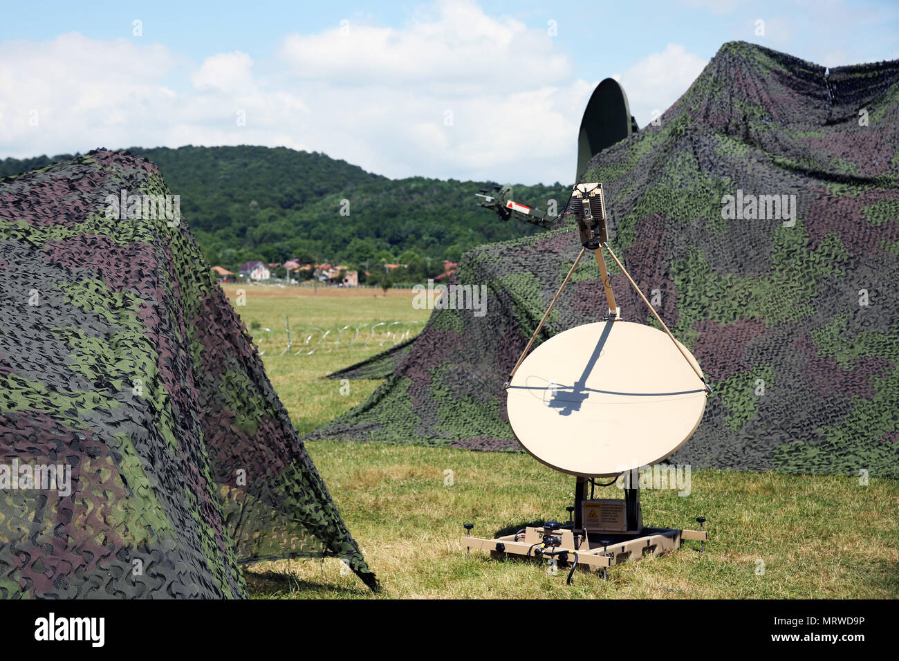 Secure Internet Protocol Router et non-Secure Internet Protocol Router Access point (SNAP) et joint Network Node sont des systèmes de communication par satellite déployables de l'armée des États-Unis fournissant une connectivité réseau sécurisée et non sécurisée. Les photographies d’archives documentent les terminaux SNAP et JNN déployés près de Ramnicu Valcea, en Roumanie, le 7 juillet 2017, pour soutenir les communications de la coalition et le commandement de la mission. Banque D'Images
