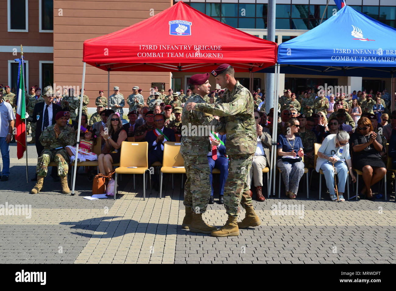 Parachutiste de l'ARMÉE AMÉRICAINE Le Colonel Gregory K. Anderson (à gauche), commandant sortant de la 173e Brigade aéroportée, parle avec le Colonel James B. Bartholomees III (Droit), nouveau commandant de la 173e Brigade aéroportée, au cours de la cérémonie de passation de commandement à la Caserma Del Din à Vicenza, Italie, le 7 juillet 2017. La 173e Brigade aéroportée, basée à Vicenza, Italie, est la force de réaction d'urgence de l'armée en Europe, et il est capable de projeter des forces canadiennes de mener toute la gamme des opérations militaires de l'ensemble des États-Unis, d'Europe et d'Afrique centrale des commandes de domaines de responsabilité. (U.S. Photo de l'armée Banque D'Images