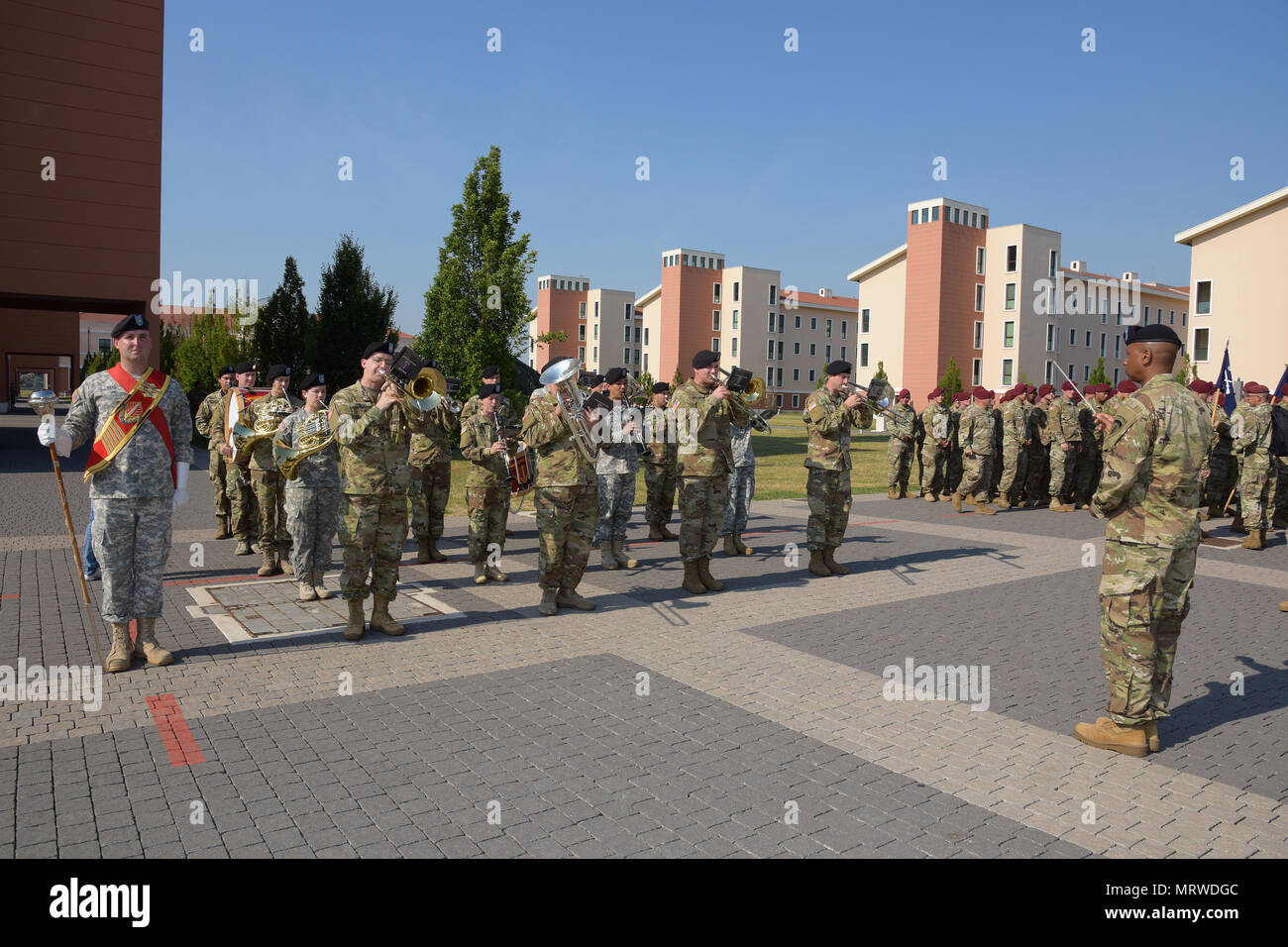 L'Europe de l'armée américaine de jeu pendant la 173e Brigade aéroportée, Cérémonie de passation de commandement à la Caserma Del Din à Vicenza, Italie, le 7 juillet 2017. (U.S. Photo de l'armée par Visual Spécialiste de l'information Paolo Bovo/libérés) Banque D'Images