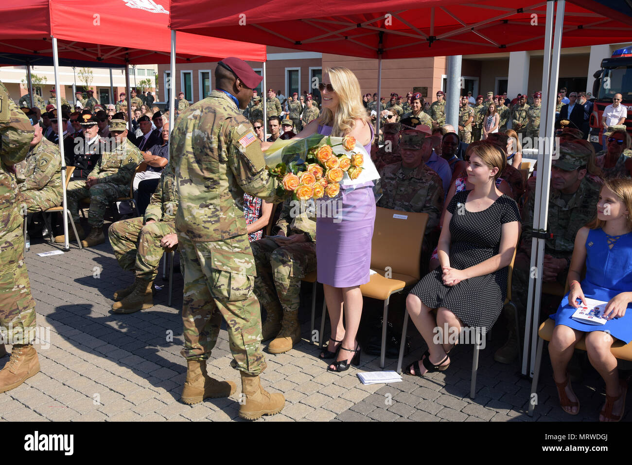 Mme Kristin Bartholomees, épouse du colonel James B. Bartholomees III, nouveau commandant de la 173e Brigade aéroportée, reçoit un bouquet de fleurs d'un parachutiste durant la cérémonie de passation de commandement à la Caserma Del Din à Vicenza, Italie, le 7 juillet 2017. La 173e Brigade aéroportée, basée à Vicenza, Italie, est la force de réaction d'urgence de l'armée en Europe, et il est capable de projeter des forces canadiennes de mener toute la gamme des opérations militaires de l'ensemble des États-Unis, d'Europe et d'Afrique centrale des commandes de domaines de responsabilité. (U.S. Photo de l'armée par Visual Spécialiste de l'information Paolo Bovo/Re Banque D'Images