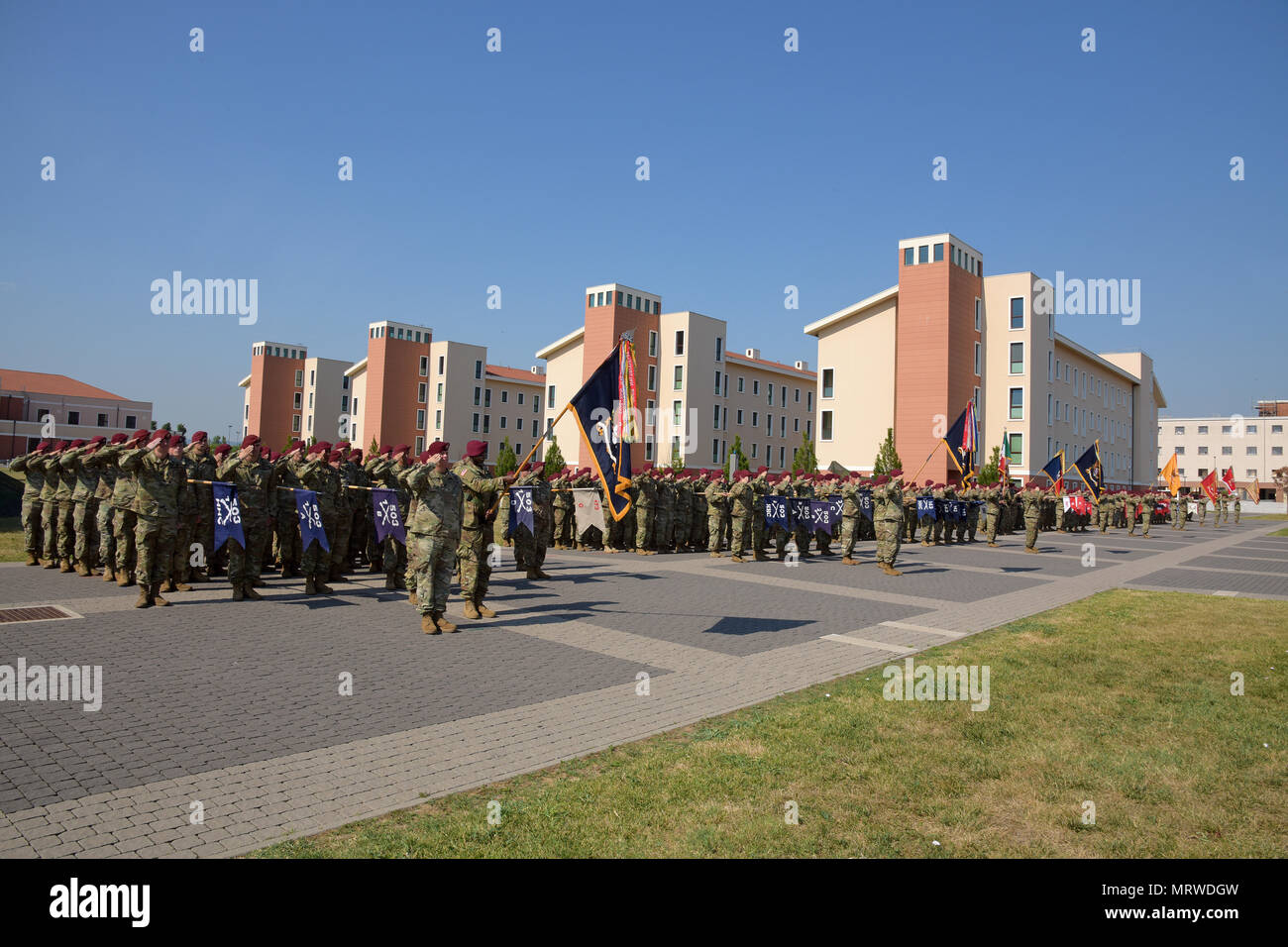 Les parachutistes de l'Armée américaine à partir de la 173e Brigade aéroportée militaires durant la cérémonie de passation de commandement à la Caserma Del Din à Vicenza, Italie, le 7 juillet 2017. La 173e Brigade aéroportée, basée à Vicenza, Italie, est la force de réaction d'urgence de l'armée en Europe, et il est capable de projeter des forces canadiennes de mener toute la gamme des opérations militaires de l'ensemble des États-Unis, d'Europe et d'Afrique centrale des commandes de domaines de responsabilité. (U.S. Photo de l'armée par Visual Spécialiste de l'information Paolo Bovo/libérés) Banque D'Images