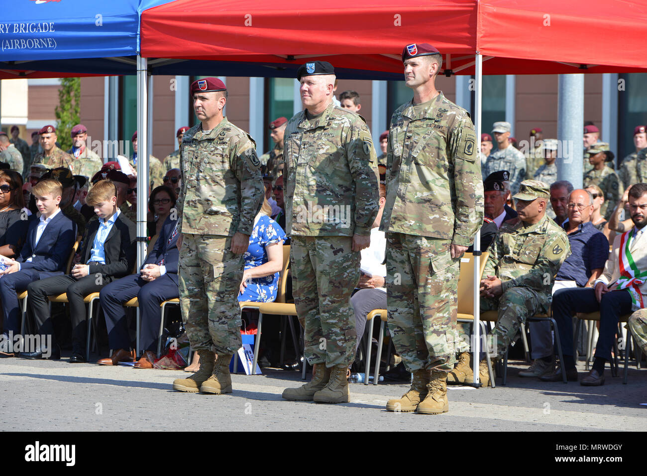 Le colonel James B. Bartholomees III (Droit), nouveau commandant de la 173e Brigade aéroportée, le Major-général Timothy P. McGuire (centre), général commandant adjoint de l'armée américaine, l'Europe et le Colonel Gregory K. Anderson (à gauche), commandant sortant au cours de la cérémonie de passation de commandement à la Caserma Del Din à Vicenza, Italie, le 7 juillet 2017. La 173e Brigade aéroportée, basée à Vicenza, Italie, est la force de réaction d'urgence de l'armée en Europe, et il est capable de projeter des forces canadiennes de mener toute la gamme des opérations militaires de l'ensemble des États-Unis, d'Europe et d'Afrique centrale de commande domaines de responsabilité. Banque D'Images