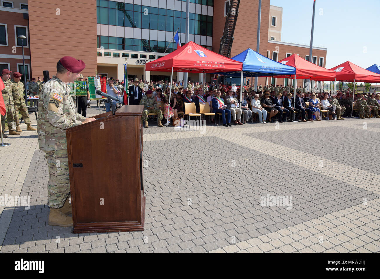 Le Colonel Gregory K. Anderson, commandant sortant de la 173e Brigade aéroportée, prend la parole lors de la cérémonie de passation de commandement à la Caserma Del Din à Vicenza, Italie, le 7 juillet 2017. La 173e Brigade aéroportée, basée à Vicenza, Italie, est la force de réaction d'urgence de l'armée en Europe, et il est capable de projeter des forces canadiennes de mener toute la gamme des opérations militaires de l'ensemble des États-Unis, d'Europe et d'Afrique centrale des commandes de domaines de responsabilité. (U.S. Photo de l'armée par Visual Spécialiste de l'information Paolo Bovo/libérés) Banque D'Images