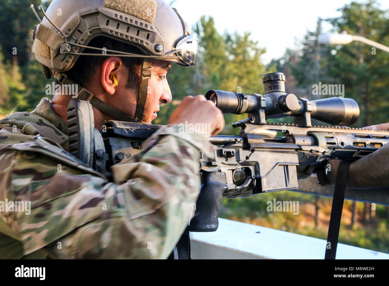 Les bérets verts attribué à l'entreprise Compétences avancées des forces spéciales, détachement de tireurs 1st Special Forces Group (Airborne) exécuté par un stress urbain tirer à Joint Base Lewis-McChord, Wa., le 29 juin, 2017. La formation continue permet aux équipes de tireurs de travailler sur leurs compétences dans une situation stressante et réaliste de l'environnement de prise de vue urbaine. Banque D'Images