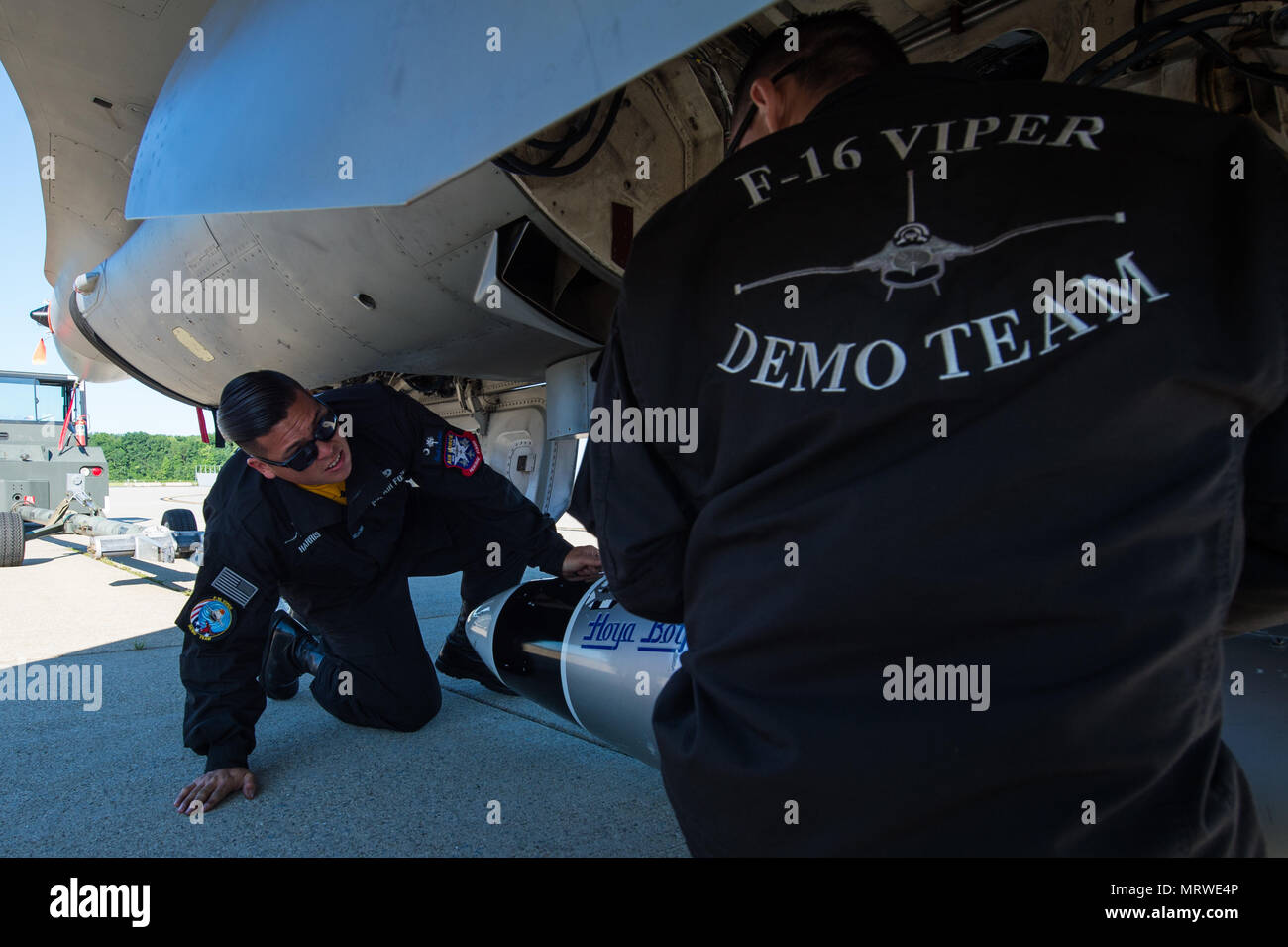 Le sergent de l'US Air Force. Billy Harris, à gauche, et le sergent. Dominic Dizes, F-16 Viper avion tactique de l'équipe de démonstration de l'entretien, fixez un support de stockage amovible à un pod voyage F-16CM Fighting Falcon à l'Aéroport International de Stewart, N.Y., le 2 juillet 2017. L'équipe de démonstration effectuée pour environ 40 000 spectateurs au cours de la New York Air Show, mettant en évidence la capacité de combat de l'avion. (U.S. Air Force photo par un membre de la 1re classe Sean Sweeney) Banque D'Images