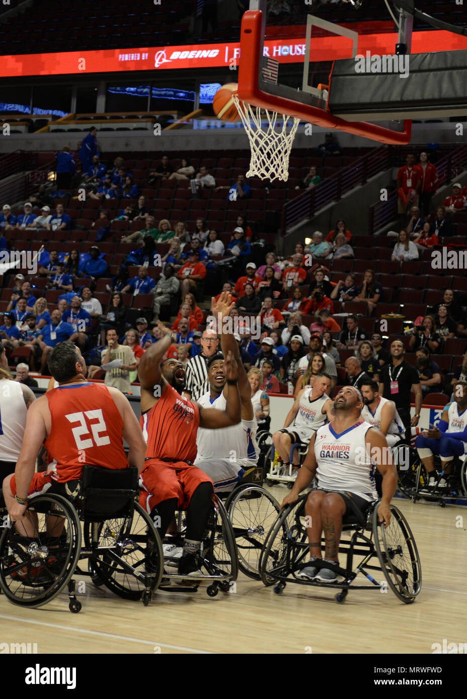 CHICAGO (7 juillet 2017) Acteur Laroyce Hawkins hurle pour attraper un  rebond durant un match de basketball en fauteuil roulant au ministère de la  Défense 2017 Jeux de guerrier. Acteurs et les