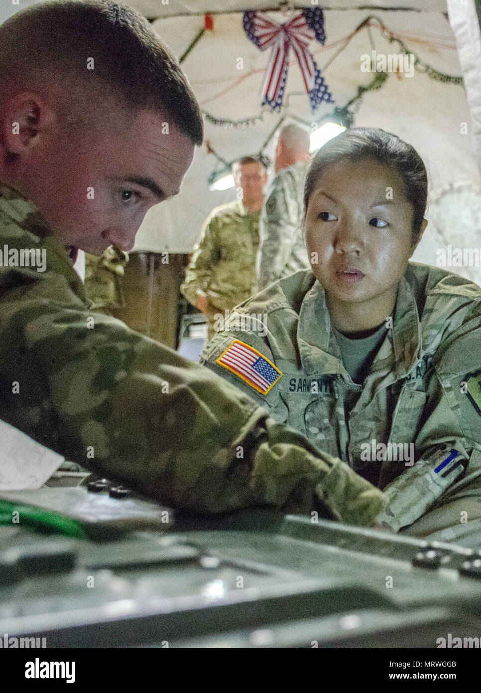 Le s.. Jonathan Sims, un spécialiste en soutien des systèmes d'information avec la 158e Brigade d'amélioration de Manœuvre et le Cpl. Anna Sarmiento, un Nœud de réseau mixte, l'opérateur avec le 365e compagnie de transmissions, vérifier la liaison de données sécurisé entre le signal company et la BAM. Le 365e a été la réalisation de la formation annuelle à l'appui de la BAM à Camp Navaho, Arizona), 3-17 juin. (Arizona) La Garde nationale de l'armée photo par le Sgt. 1re classe Robert Freese) Banque D'Images