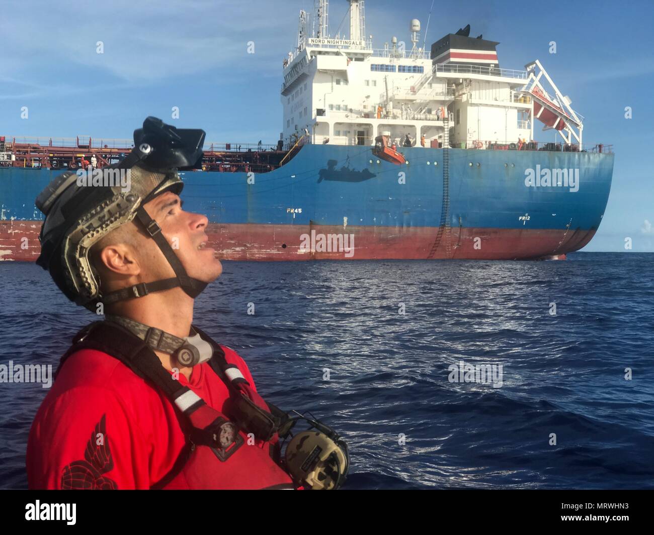 Ange Gardien d'aviateurs de la 920e Escadre de sauvetage ont fait partie de l'effort de sauvetage d'environ 80 membres de l'escadre et quatre avions qui ont secouru deux citoyens allemands en détresse en mer le 7 juillet 2017 et en juillet 8. Le navire de la victime a pris feu à environ 500 milles marins au large de la côte est de la Floride du sud. À la demande de la Garde côtière des États-Unis du 7ème district à Miami, la 920e RQW a été alerté par l'Air Force Rescue Coordination Center à la base aérienne Tyndall, en Floride, pour aider à la longue portée de la recherche et du sauvetage. Environ 80 citoyens d'aile et de quatre aviateurs wi Banque D'Images