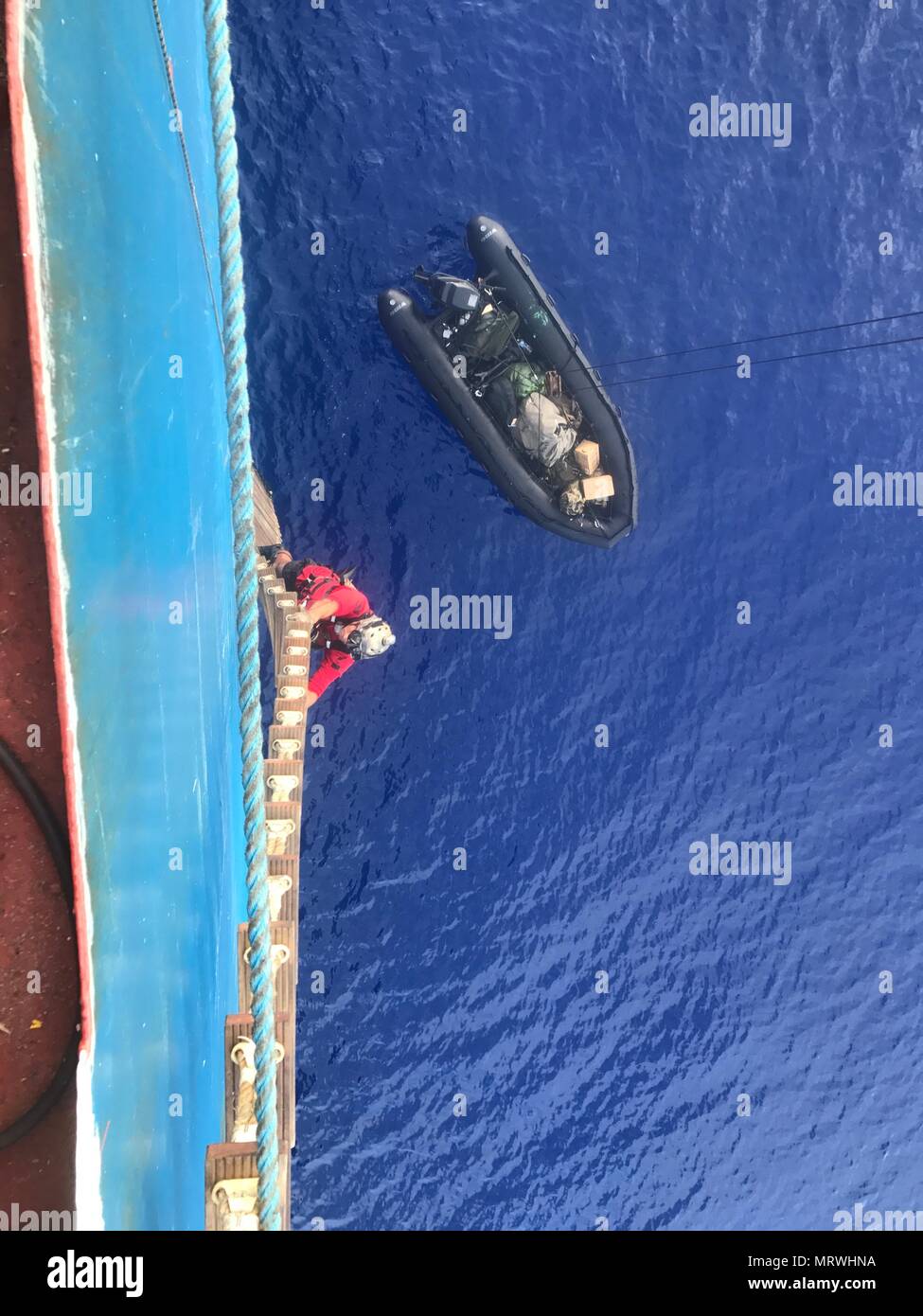 Ange Gardien d'aviateurs de la 920e Escadre de sauvetage ont fait partie de l'effort de sauvetage d'environ 80 membres de l'escadre et quatre avions qui ont secouru deux citoyens allemands en détresse en mer le 7 juillet 2017 et en juillet 8. Le navire de la victime a pris feu à environ 500 milles marins au large de la côte est de la Floride du sud. À la demande de la Garde côtière des États-Unis du 7ème district à Miami, la 920e RQW a été alerté par l'Air Force Rescue Coordination Center à la base aérienne Tyndall, en Floride, pour aider à la longue portée de la recherche et du sauvetage. Environ 80 citoyens d'aile et de quatre aviateurs wi Banque D'Images