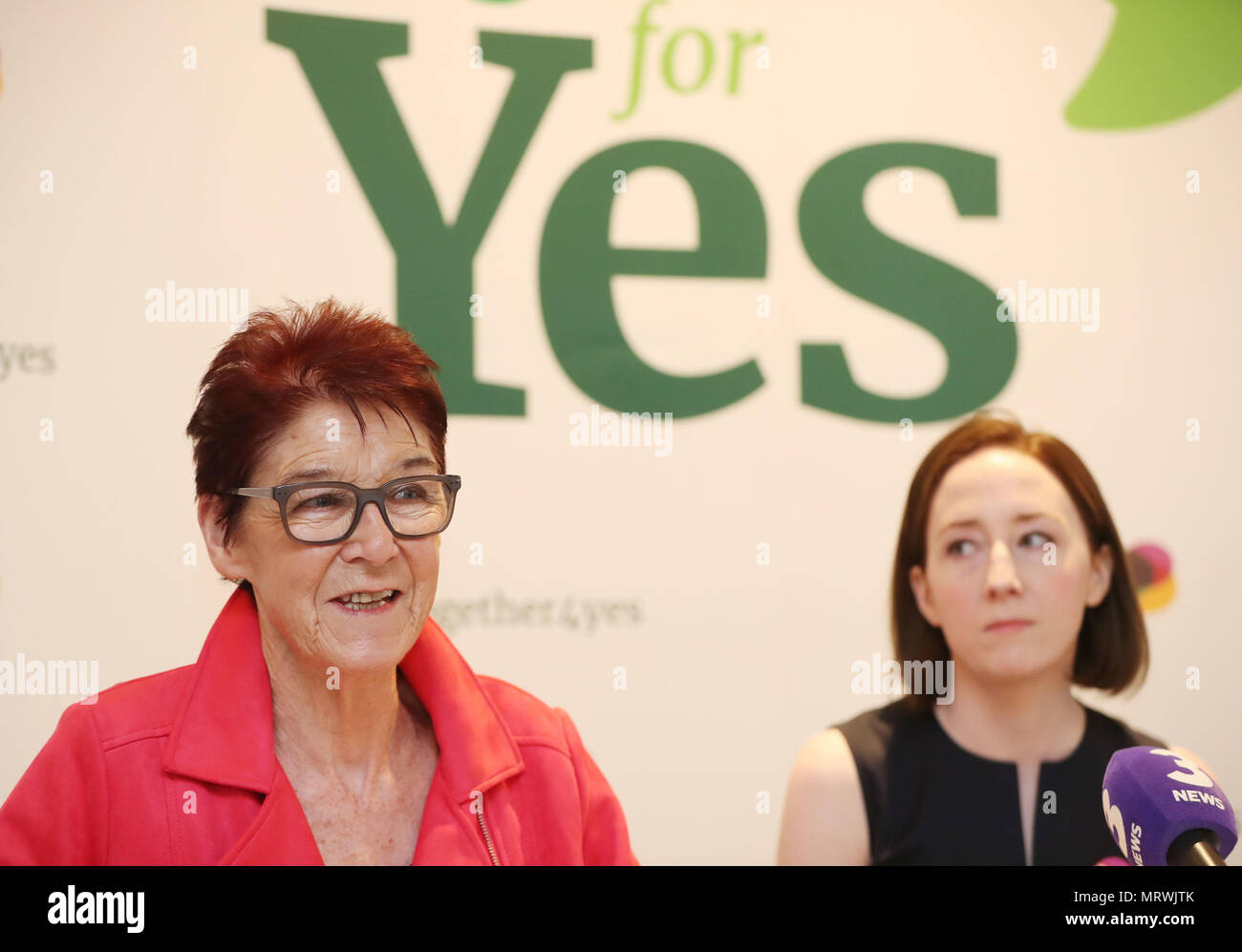 Les trois co-directeurs de l'ensemble pour Oui Ailbhe Smyth (à gauche) et Grainne Griffin au cours d'une conférence de presse finale au Davenport Hotel à Dublin dans la foulée des résultats du référendum d'hier. Banque D'Images