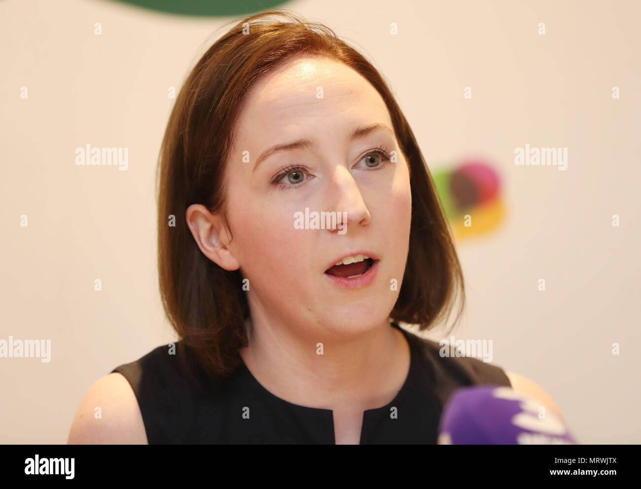 Codirectrice de ensemble pour Oui Grainne Griffin au cours d'une conférence de presse finale au Davenport Hotel à Dublin dans la foulée des résultats du référendum d'hier. Banque D'Images
