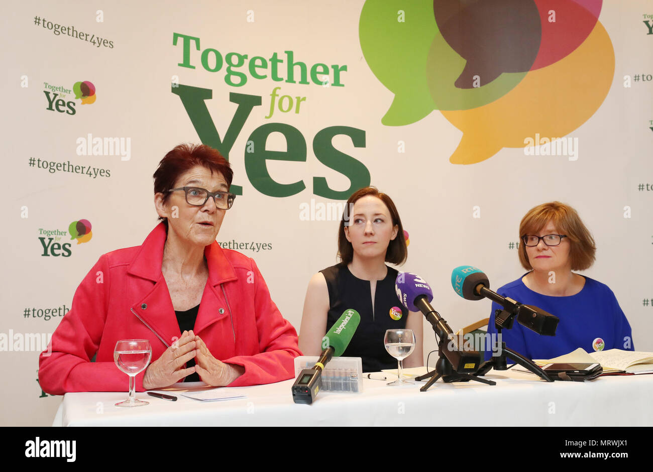 Les trois co-directeurs de l'ensemble pour Oui (de gauche à droite) Ailbhe Smyth, Grainne Griffin et Orla O'Connor tenir une conférence de presse finale au Davenport Hotel à Dublin dans la foulée des résultats du référendum d'hier. Banque D'Images