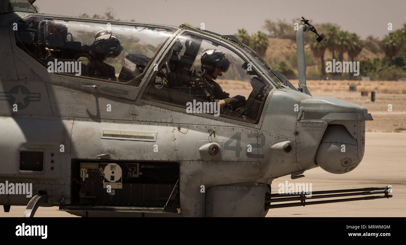 Le major du Corps des Marines américain Moghbeli Jasmin, un pilote affecté à Marine Test et d'évaluation (1) l'Escadron VMX, mène son dernier vol à bord d'un AH-1 Cobra' 'au Marine Corps Air Station Yuma (Arizona), le 7 juin 2017. Le Moghbeli fera rapport au Centre spatial Johnson à Houston, au Texas, plus tard cette année d'assister à la classe de candidats astronautes de la NASA en 2017. (U.S. Marine Corps photo prise par Lance Cpl. Christian cachola) Banque D'Images