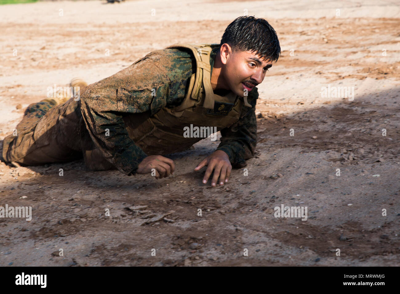 La Marine américaine lance le Cpl. Yonerik A. Guajardo, un technicien d'équipement de vol avec l'air, l'élément de combat air-sol marin à des fins spéciales Task Force - région Sud, faible rampe au cours d'un combat physique conditionnement session de formation dans le cadre du Programme d'arts martiaux du Corps des Marines à la base aérienne de Soto Cano, le Honduras, le 28 juin 2017. Le but de MCMAP est d'améliorer la condition physique et l'aide au développement personnel de chaque Marine dans le cadre d'une équipe. Les Marines et les marins d'SPMAGTF-SC sont déployés à l'Amérique centrale pour les six prochains mois pour effectuer une formation sur la coopération en matière de sécurité et de l'ingénieur Banque D'Images