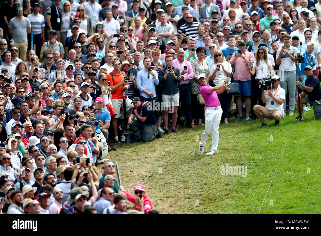 L'Irlande du Nord, Rory McIlroy hits hors de la foule sur le premier fairway pendant quatre jours de la 2018 BMW PGA Championship à Wentworth Golf Club, Surrey. Banque D'Images