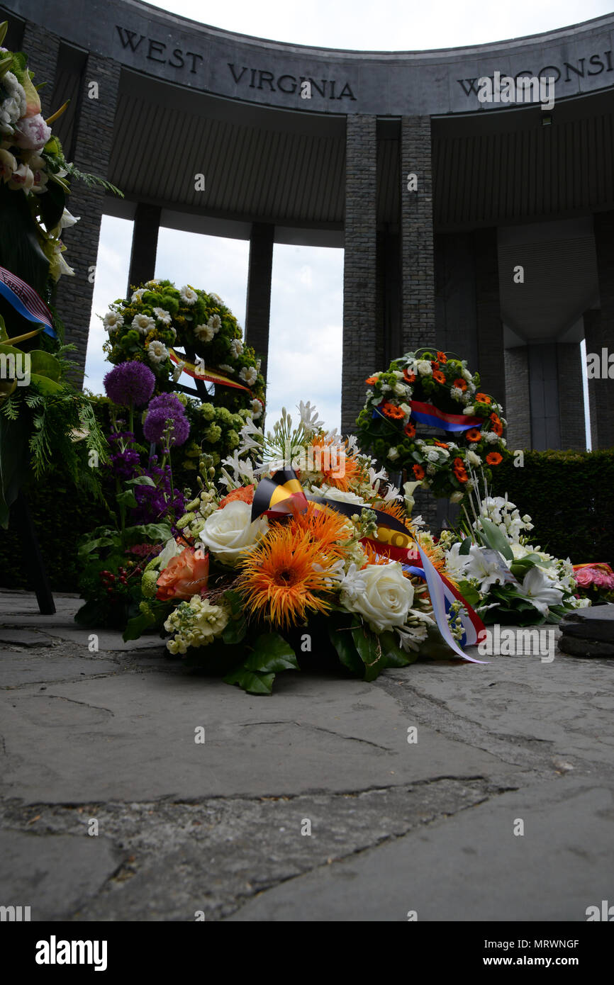 La cérémonie du mémorial de la bataille des Ardennes marque la défense alliée contre les forces allemandes lors de l'offensive ardennaise de la seconde Guerre mondiale au Mémorial du Mardasson à Bastogne, en Belgique. L'image d'archive enregistre les couronnes de présentation disposées pendant l'observance du 2 juin 2017. Le tirage photographique historique sert de documentation sur un site commémoratif reconnu de la seconde Guerre mondiale. Banque D'Images